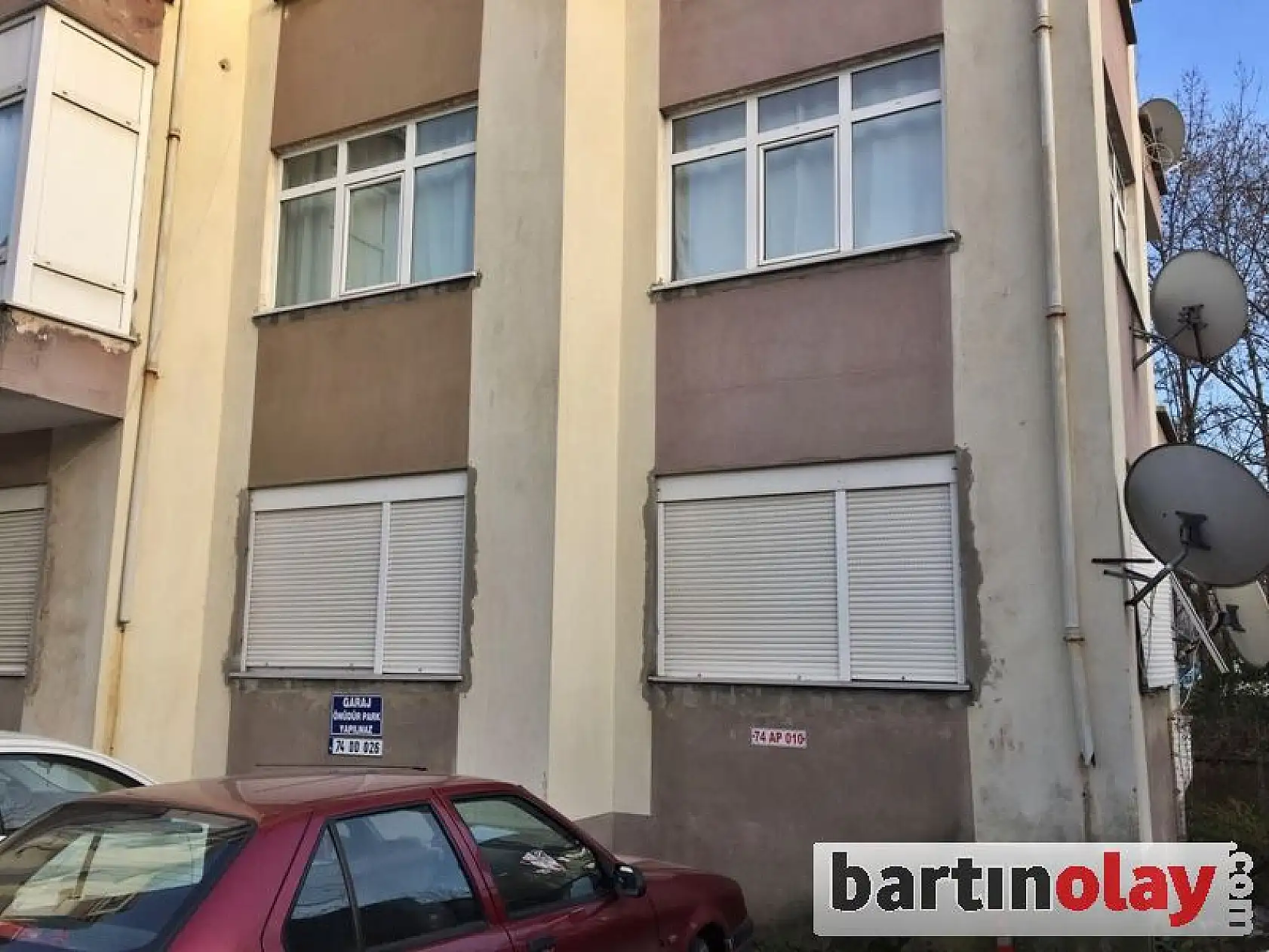 Panjuru kırıp eve girdiler