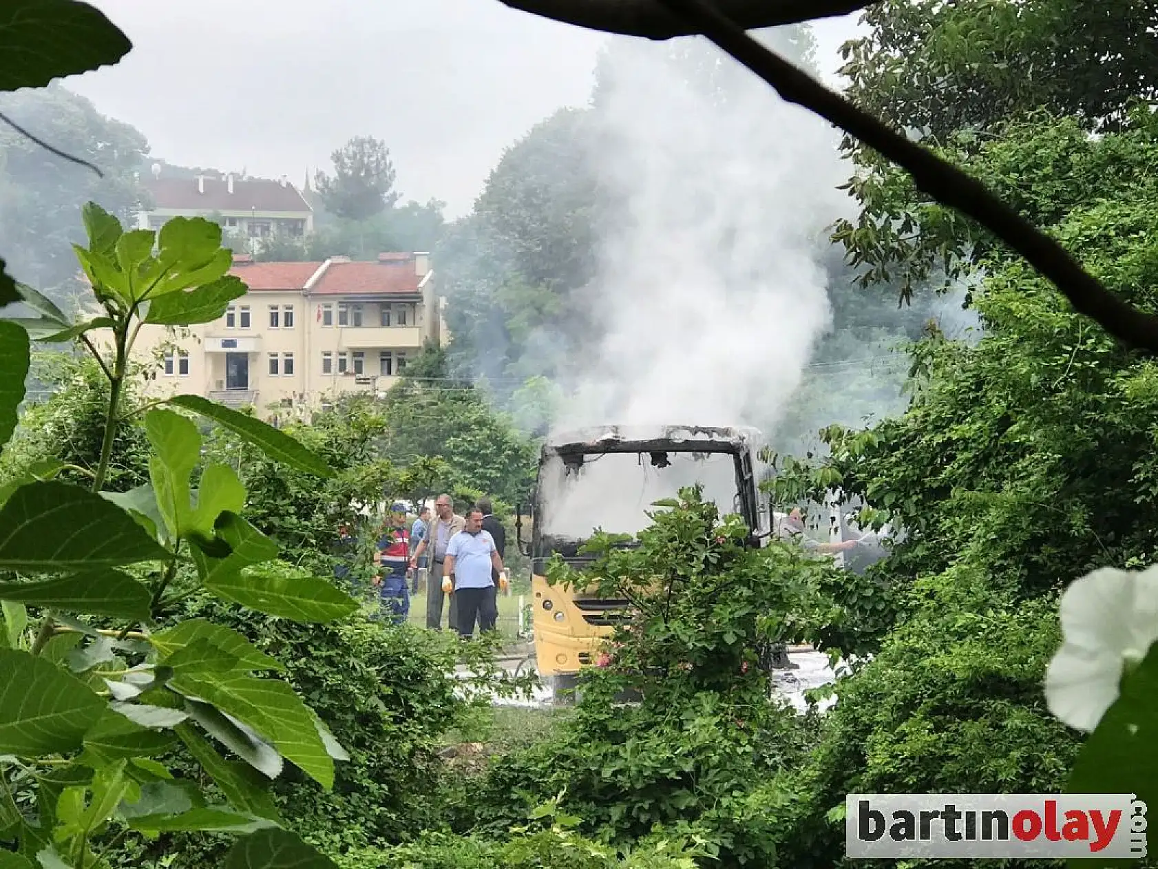 Park halindeki 2 minibüs yandı