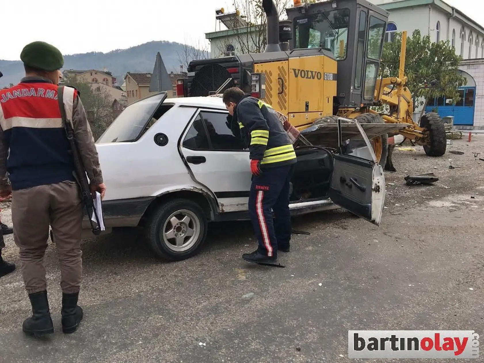 Park halindeki iş makinesine çarptı