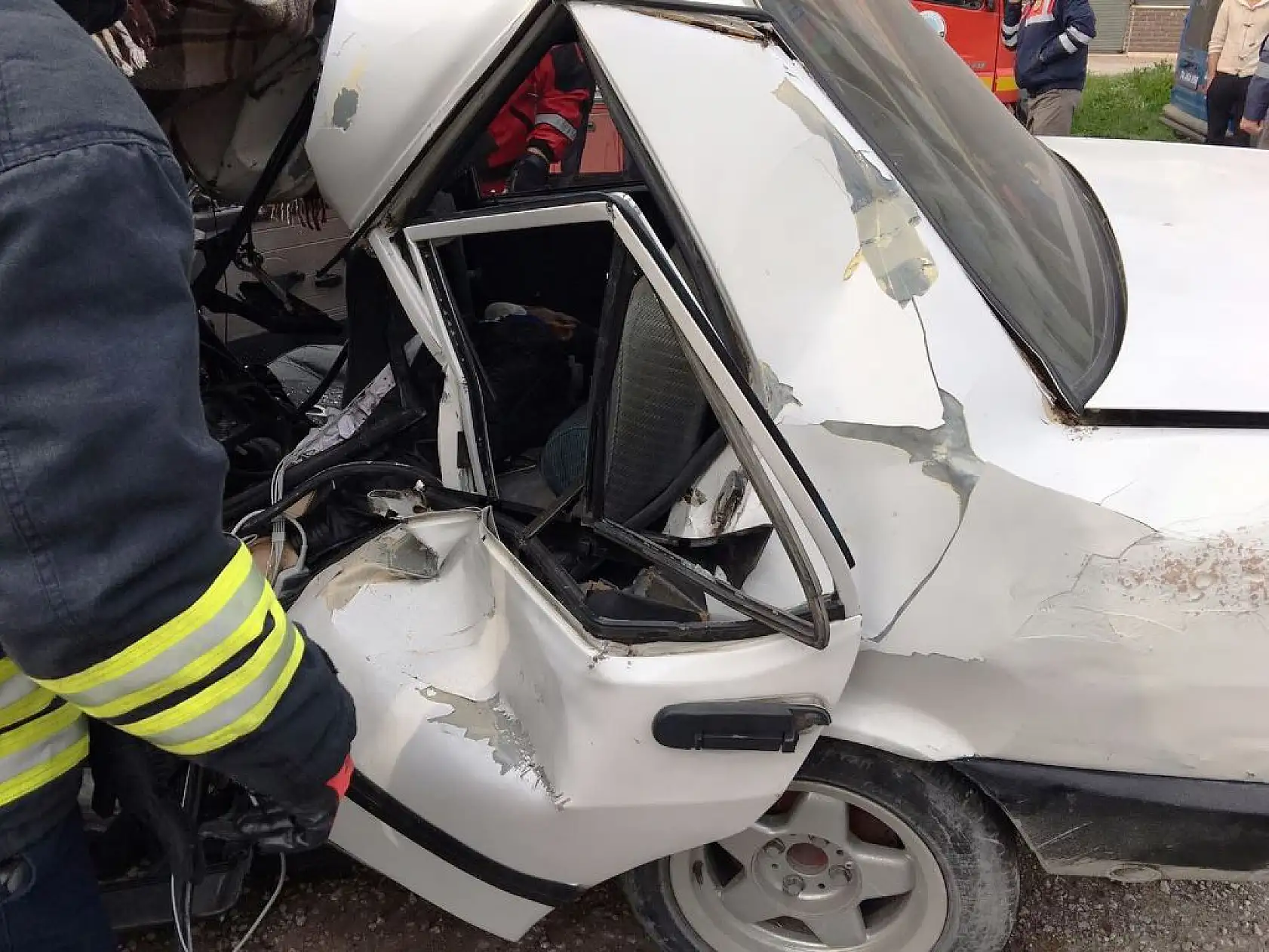 Park halindeki iş makinesine çarptı