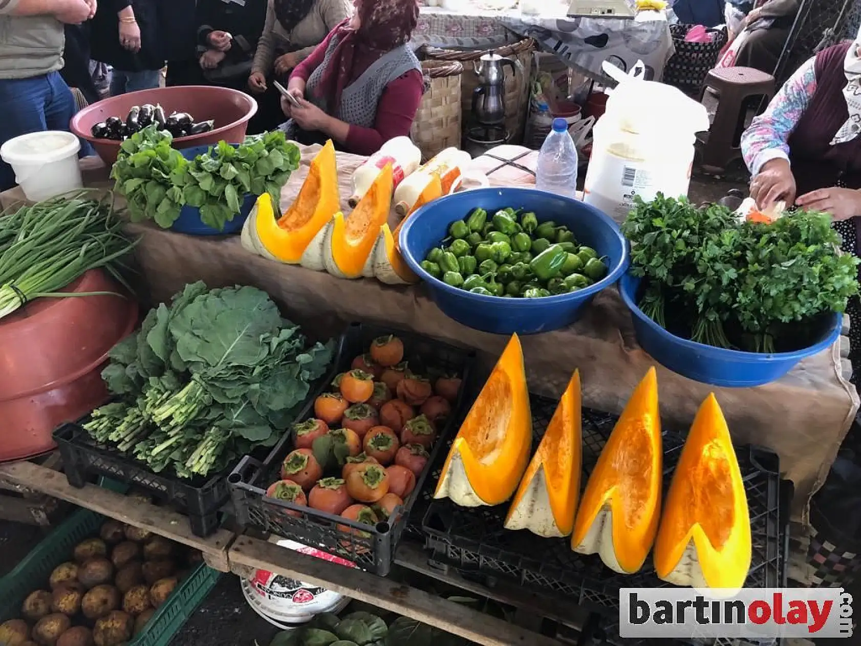 Pazarda çeşit çeşit meyve ve sebzeler