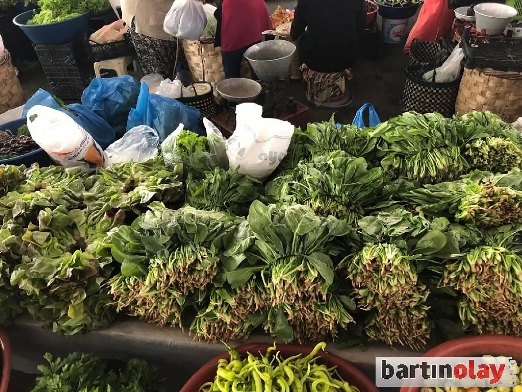 Pazarda çeşit çeşit meyve ve sebzeler