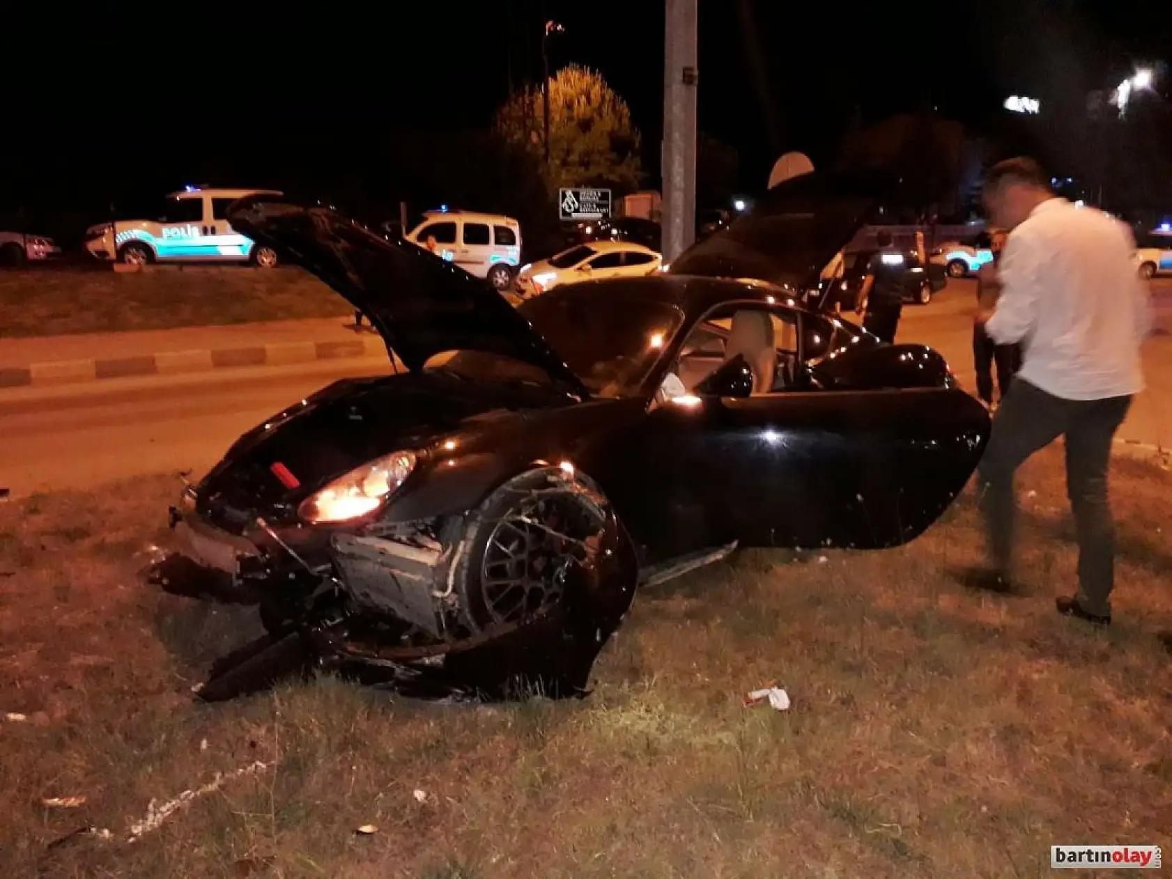 Polisevi kavşağında kaza, ortalık karıştı
