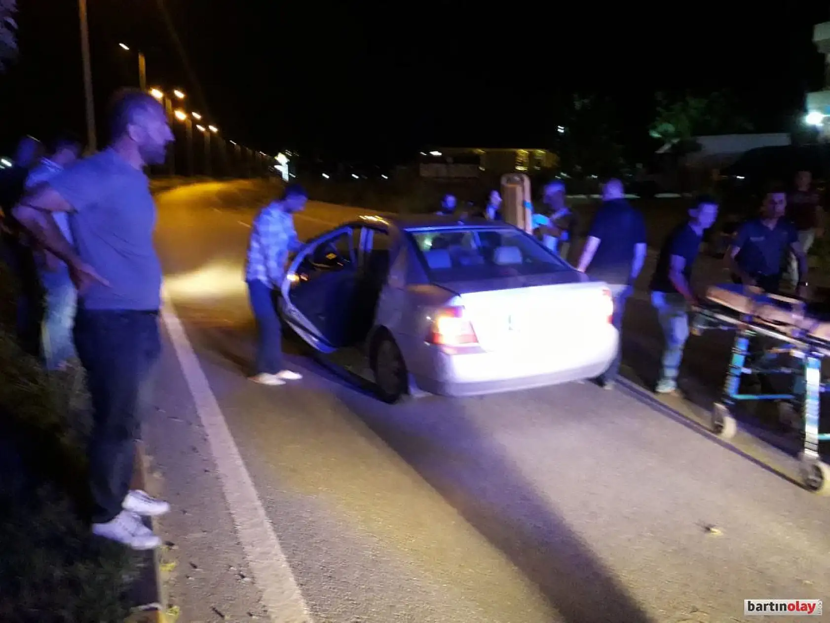 Polisevi kavşağında kaza, ortalık karıştı