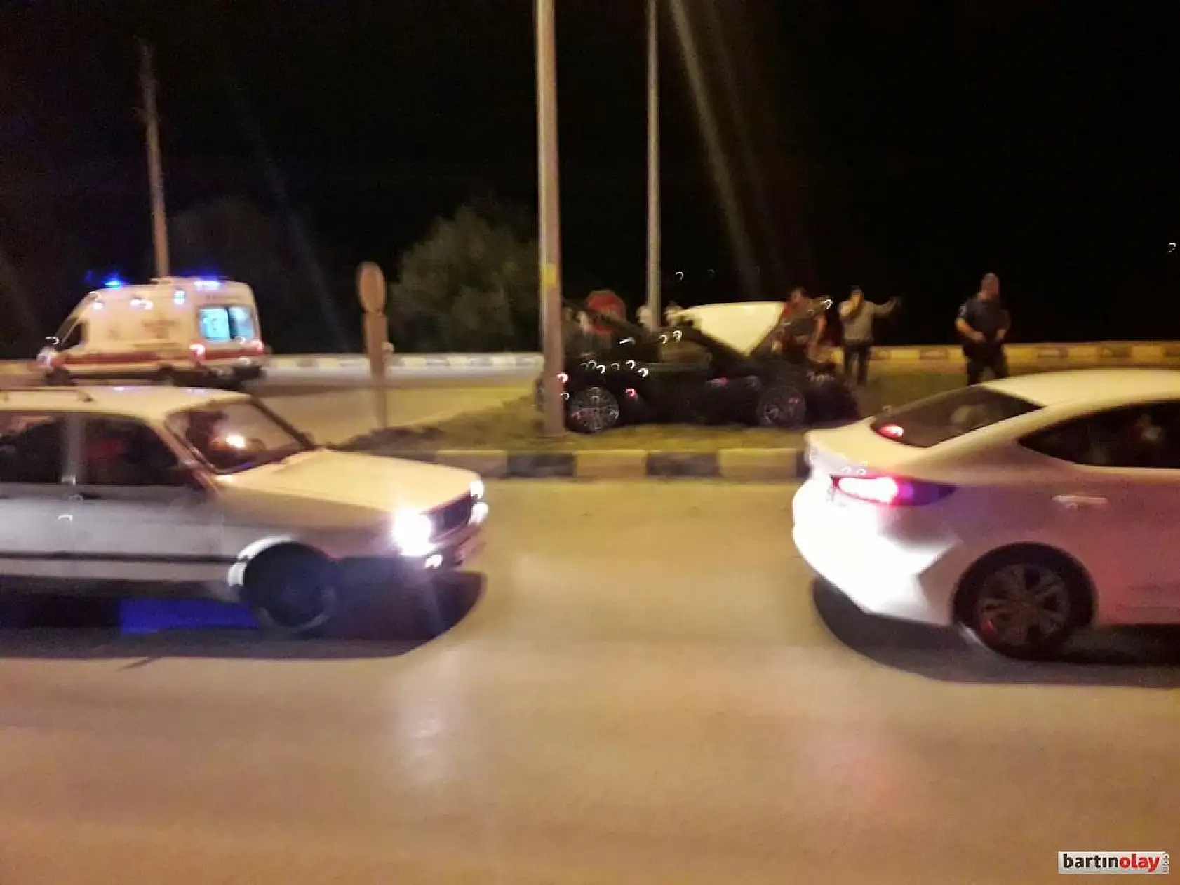 Polisevi kavşağında kaza, ortalık karıştı