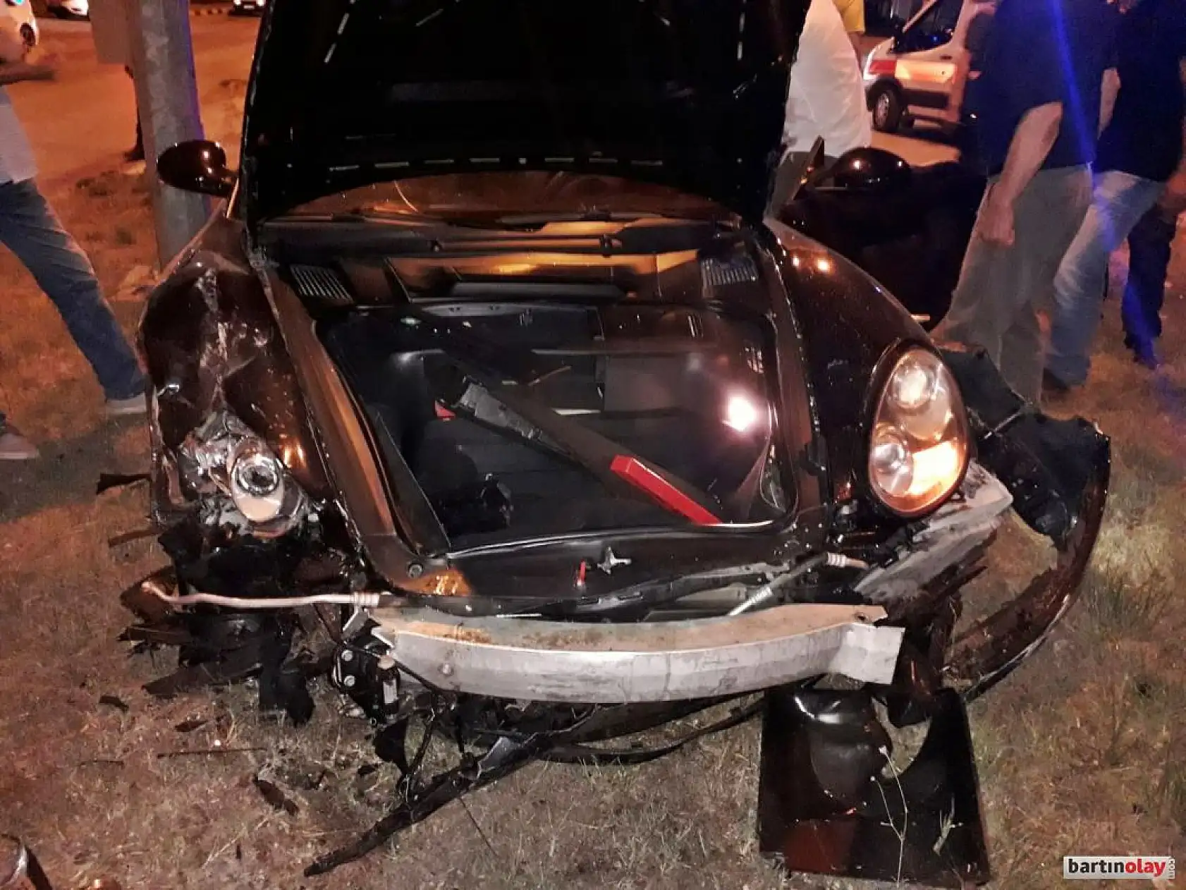 Polisevi kavşağında kaza, ortalık karıştı