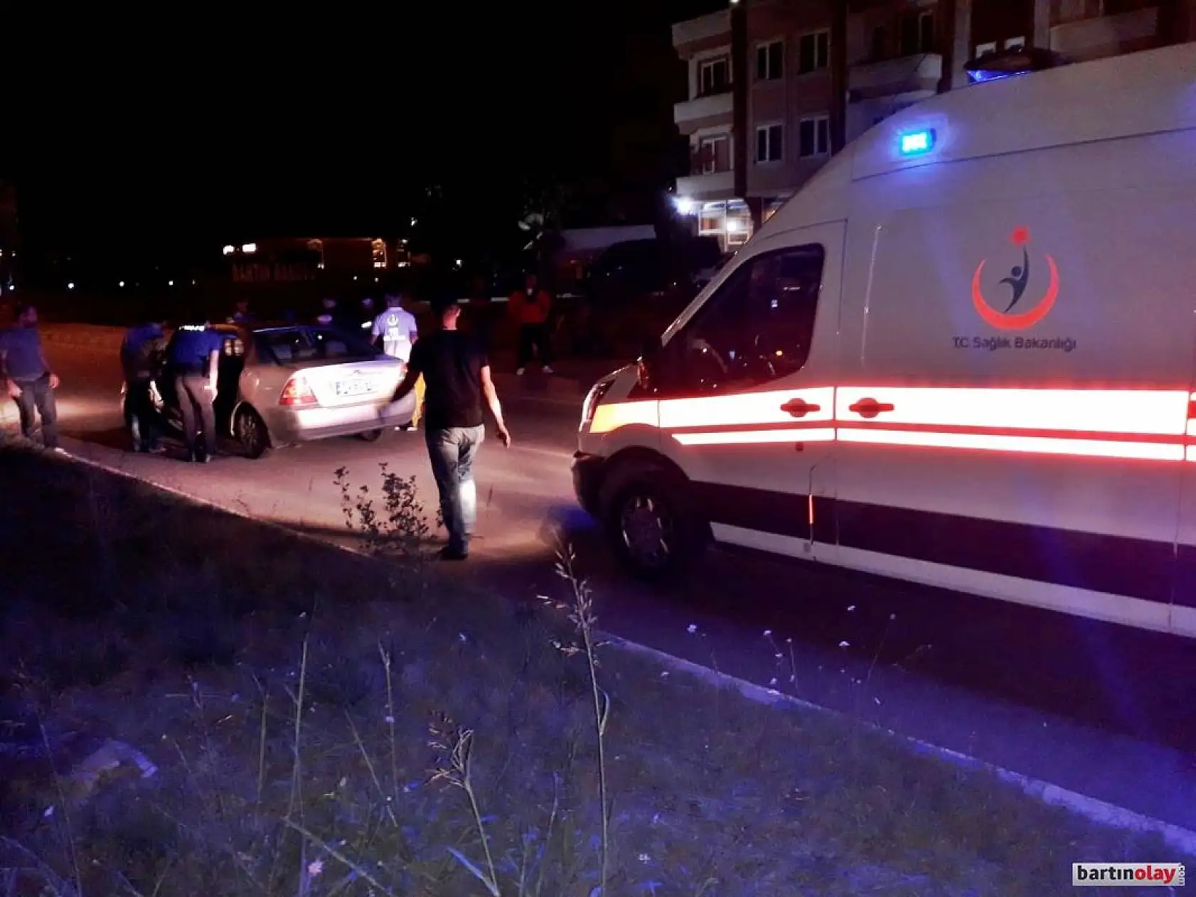 Polisevi kavşağında kaza, ortalık karıştı