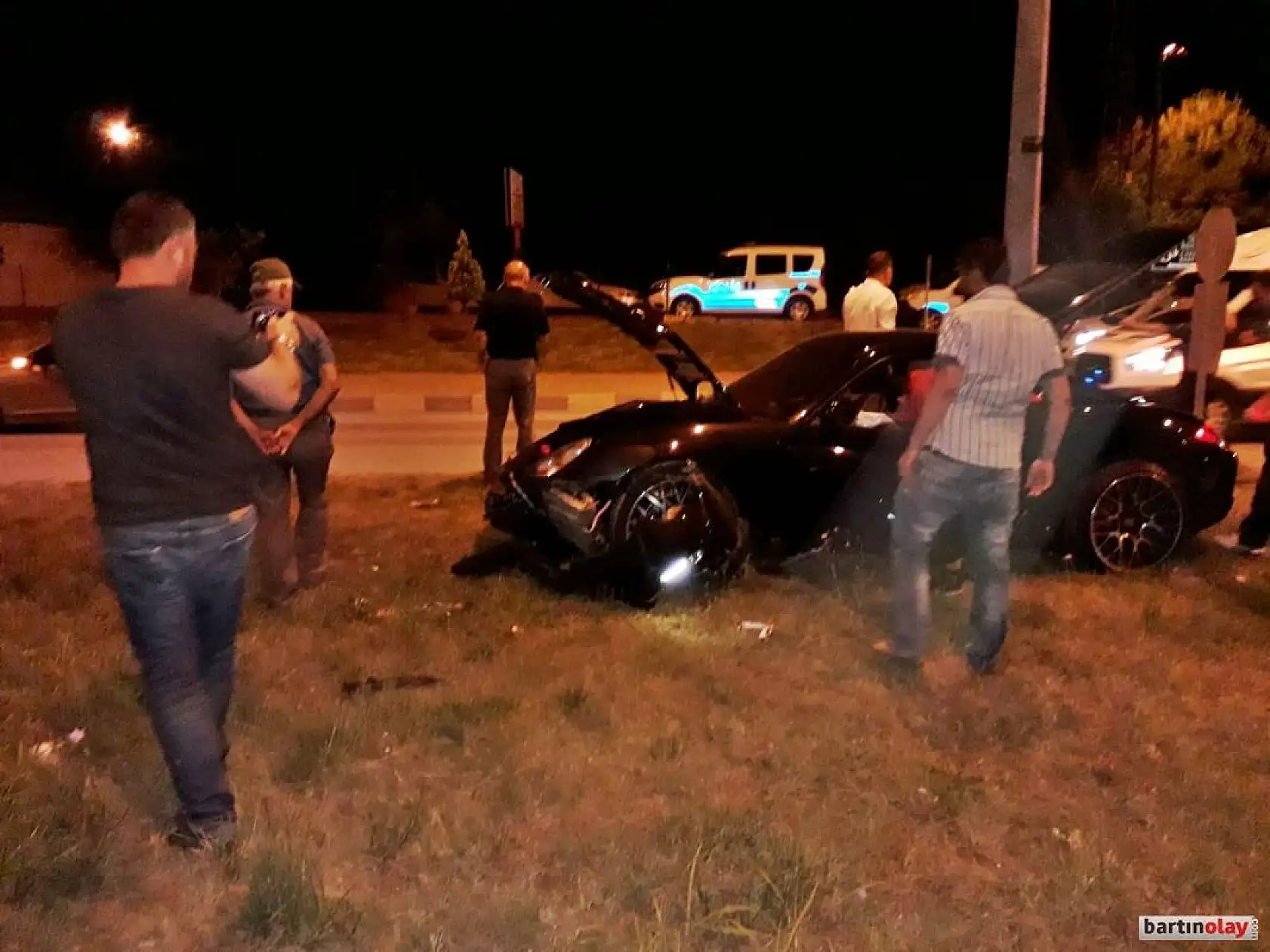 Polisevi kavşağında kaza, ortalık karıştı