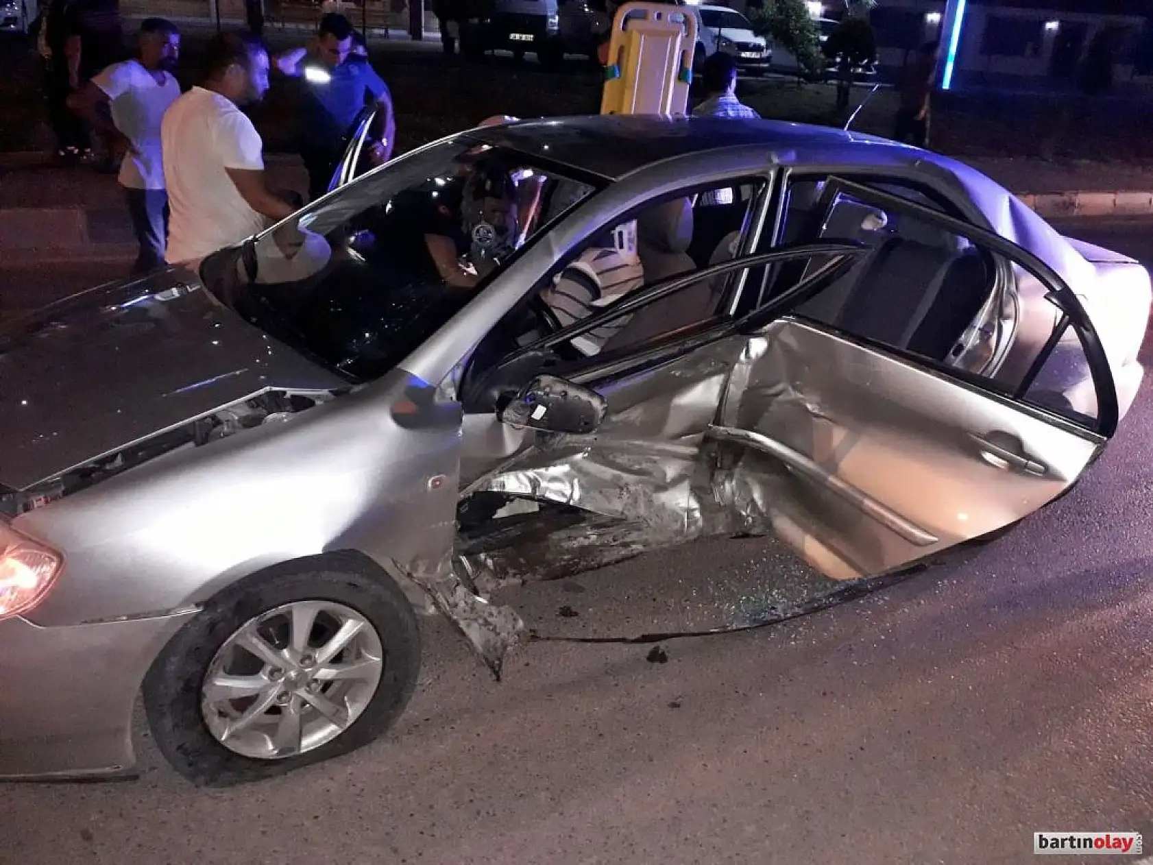 Polisevi kavşağında kaza, ortalık karıştı