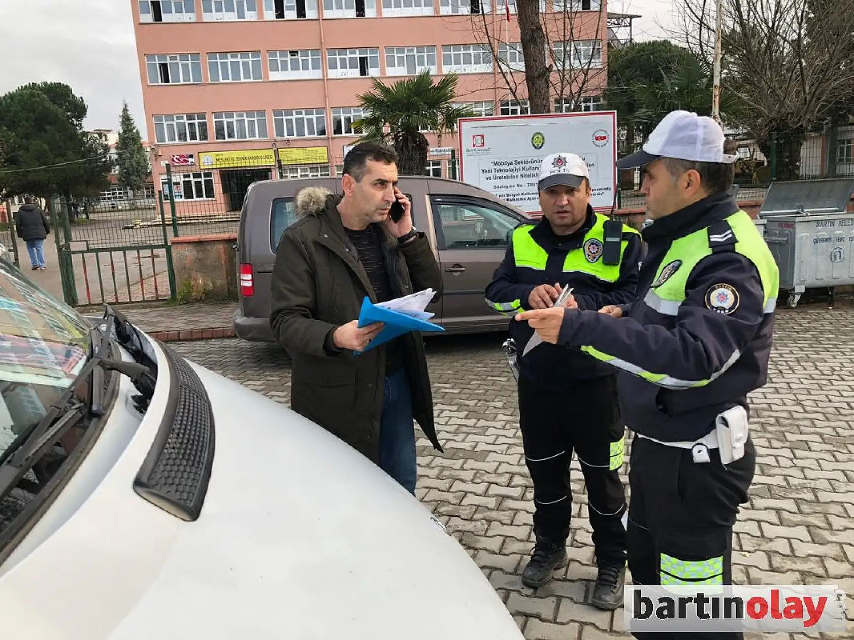 Polisten okul çevresinde sıkı denetim