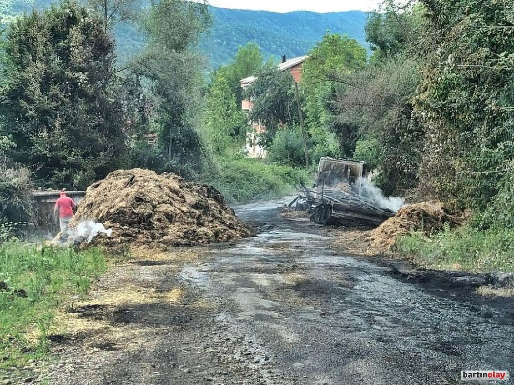 Saman yüklü TIR cayır cayır yandı.