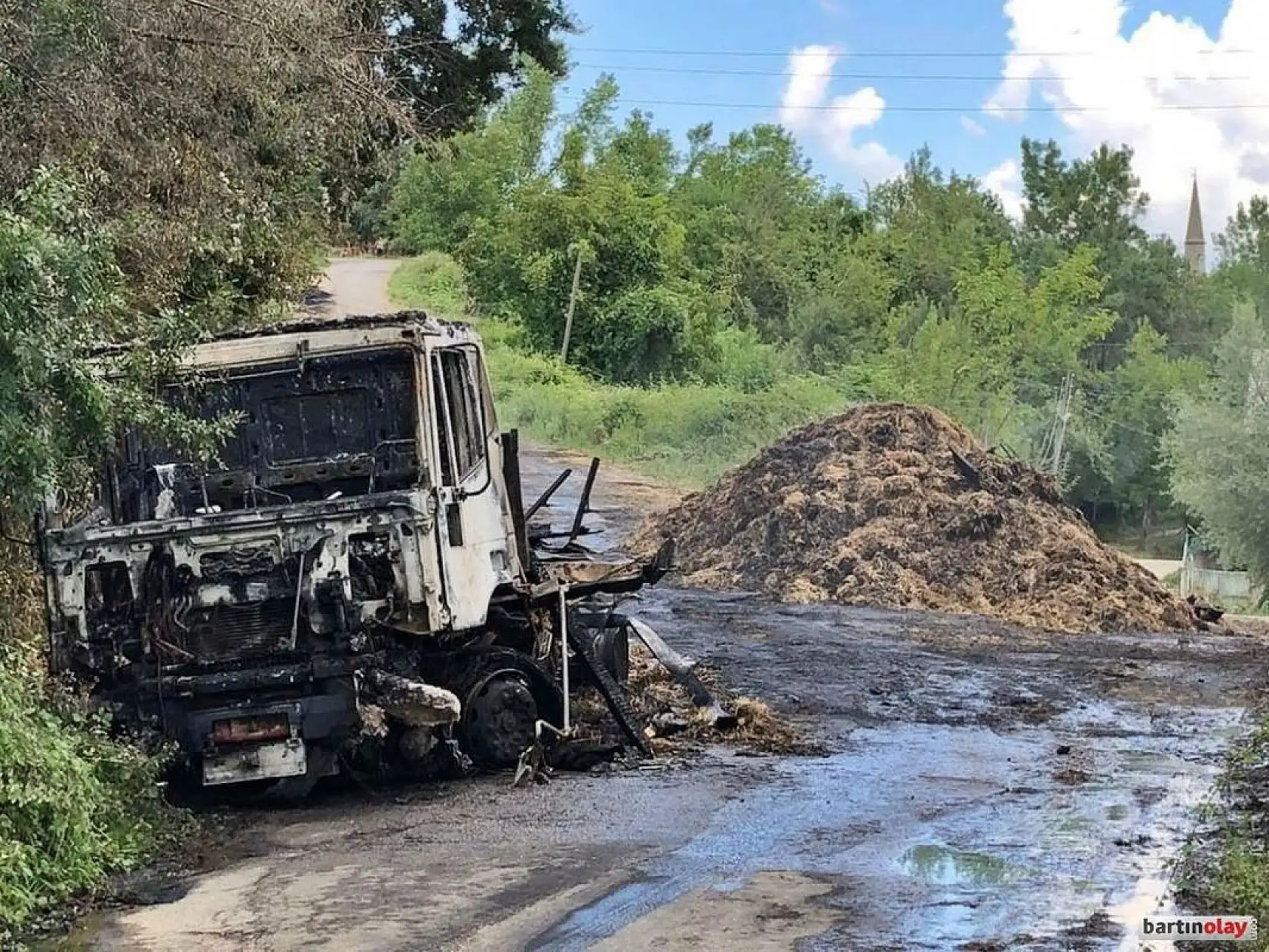 Saman yüklü TIR cayır cayır yandı.