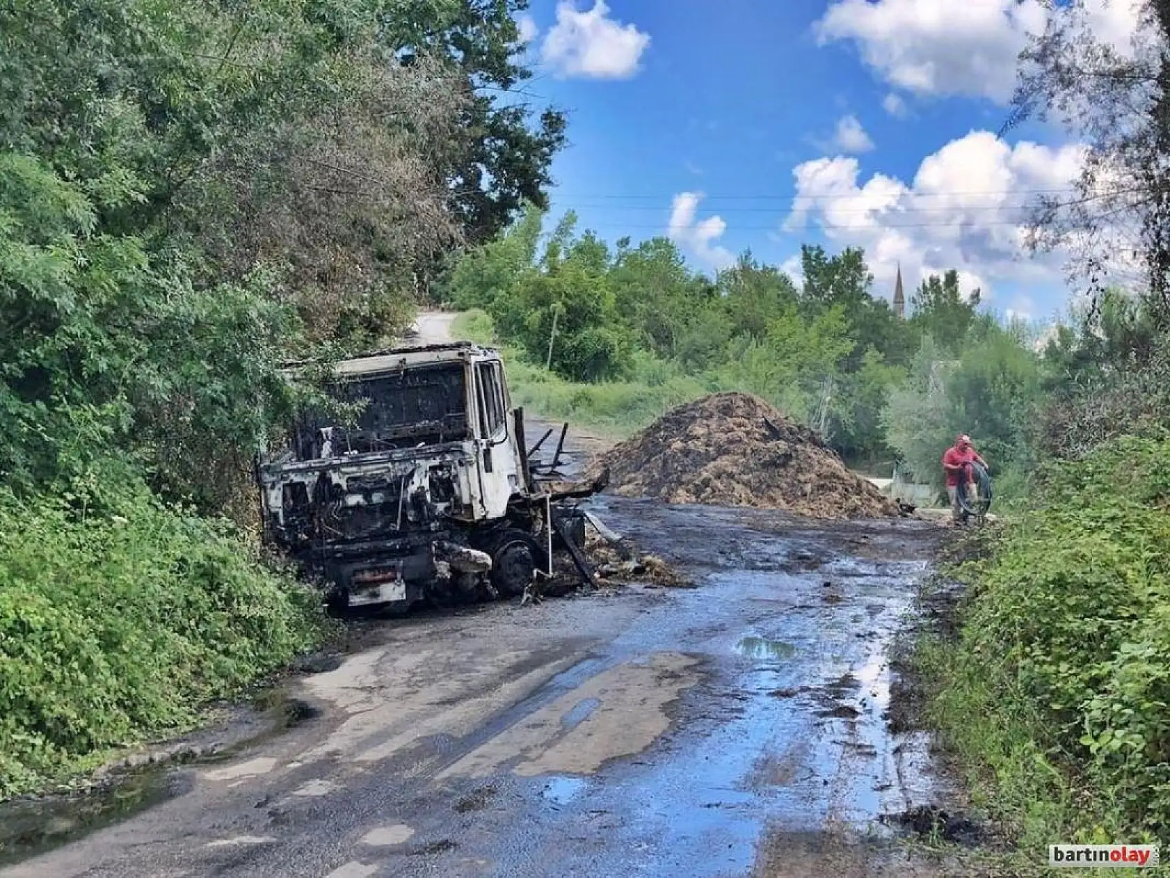 Saman yüklü TIR cayır cayır yandı.