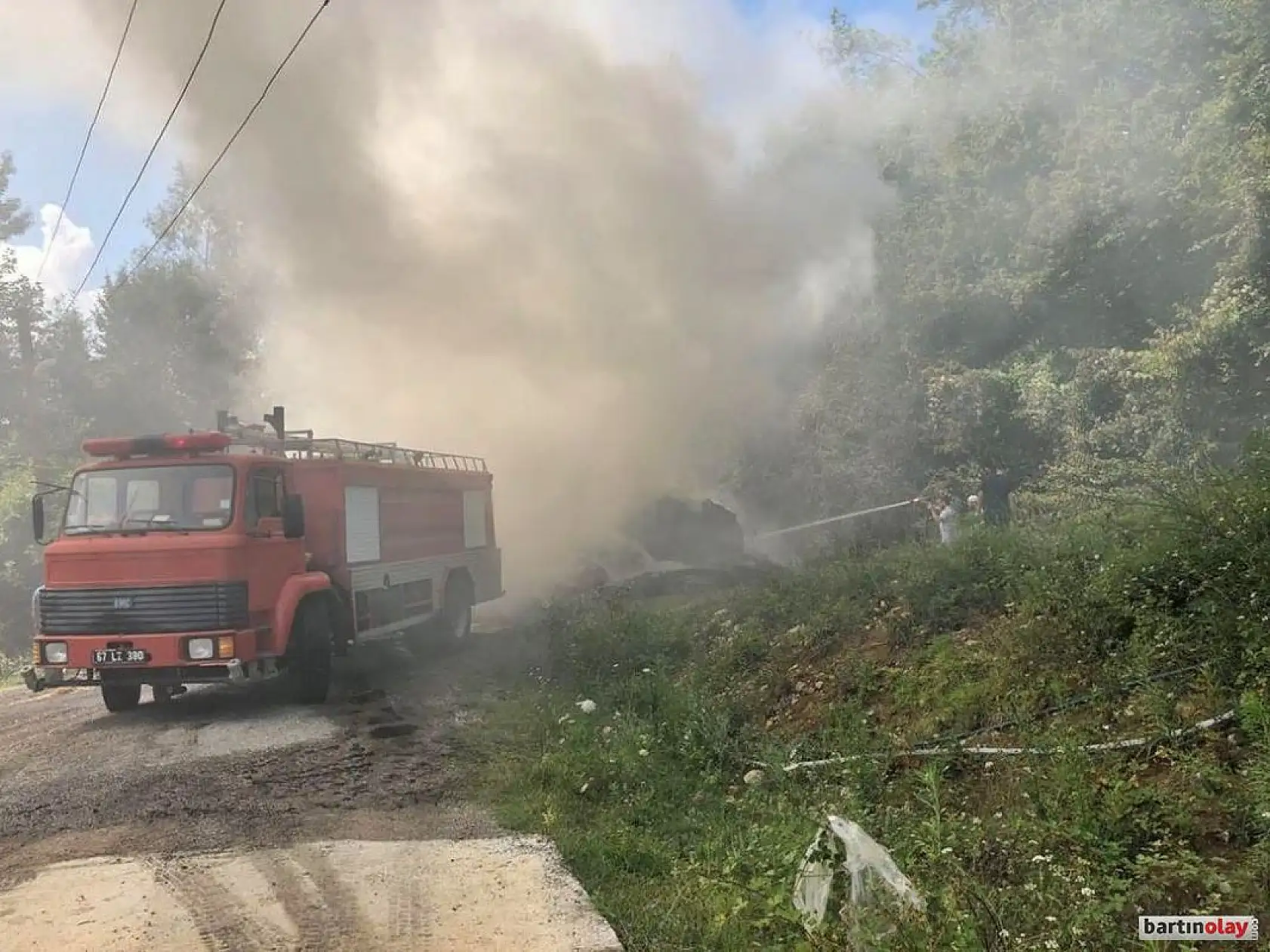 Saman yüklü TIR cayır cayır yandı.