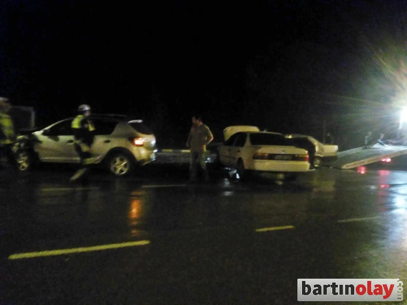 Sanayi çıkışında 3 araç çarpıştı