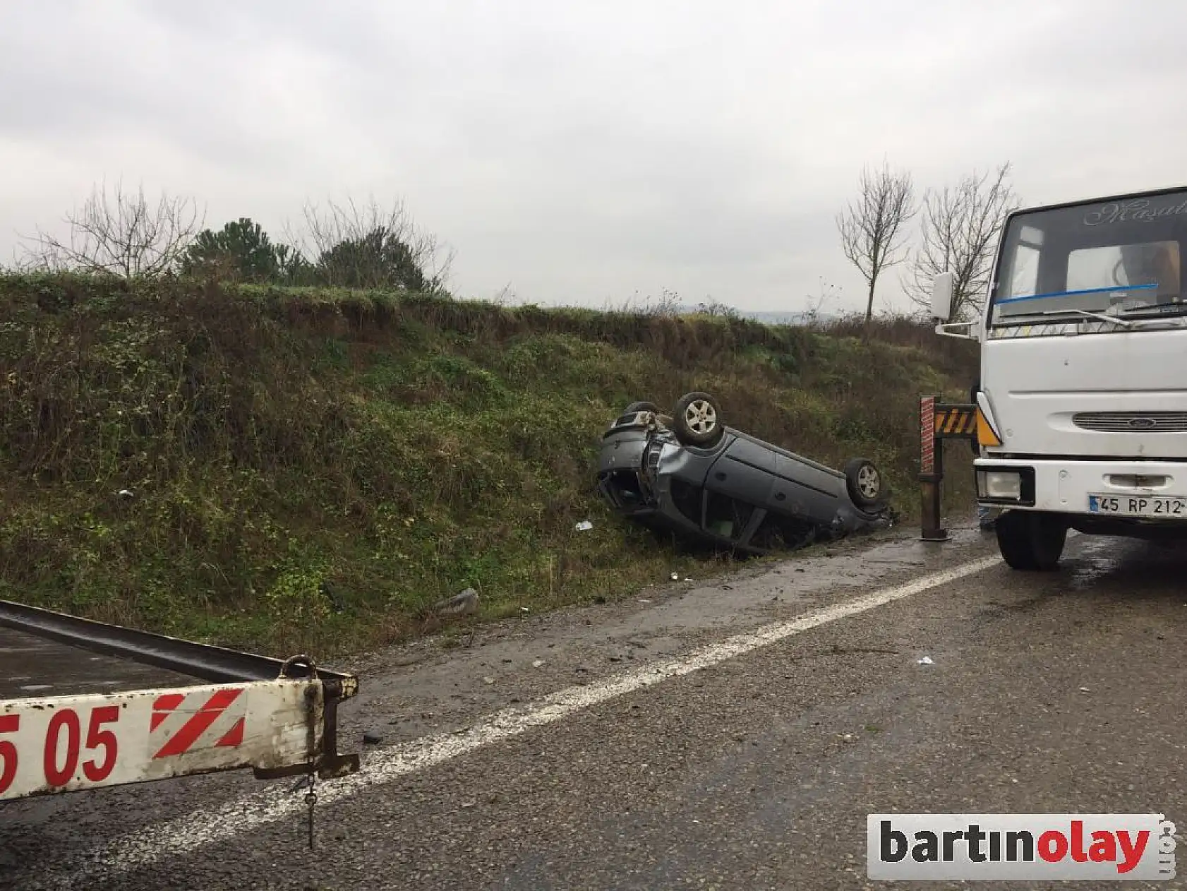 Şarampole yuvarlanıp ters döndü