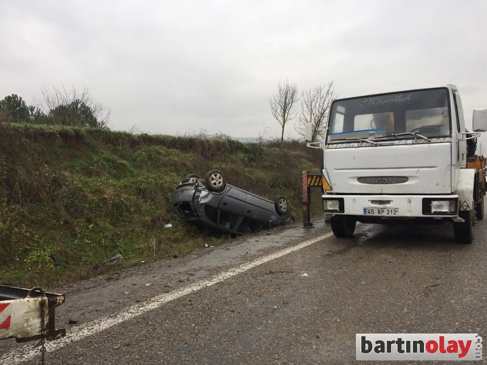 Şarampole yuvarlanıp ters döndü