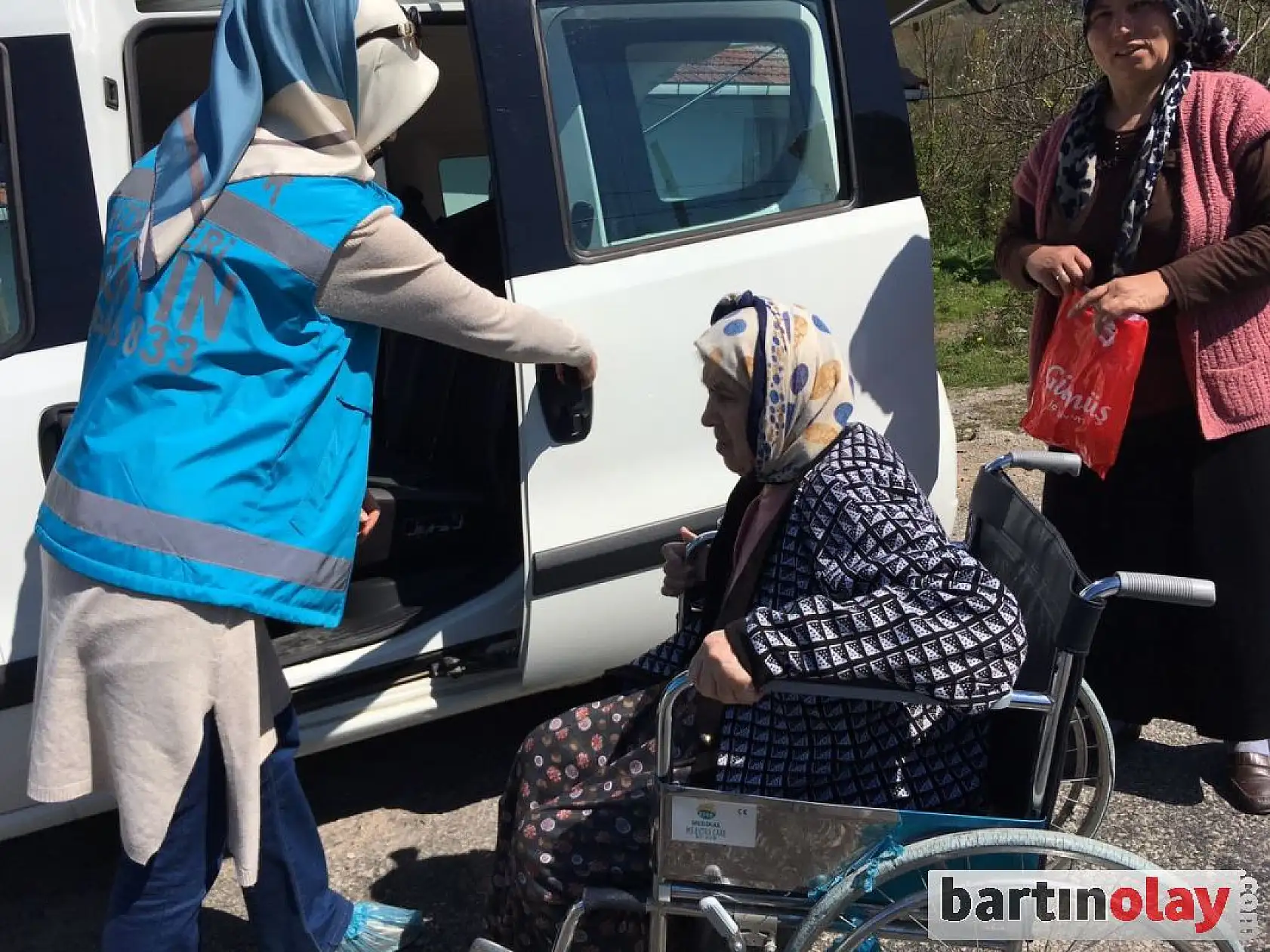 Sedye ve tekerlekli sandalyede oy kullandılar