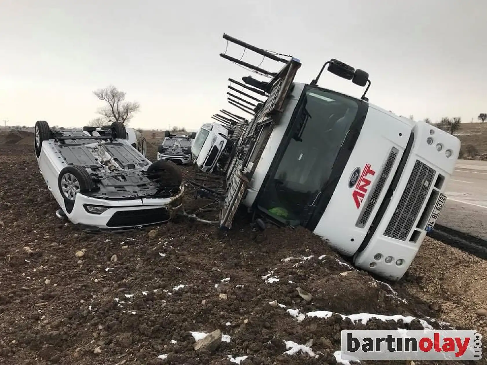 Sıfır otomobilleri taşıyan TIR devrildi