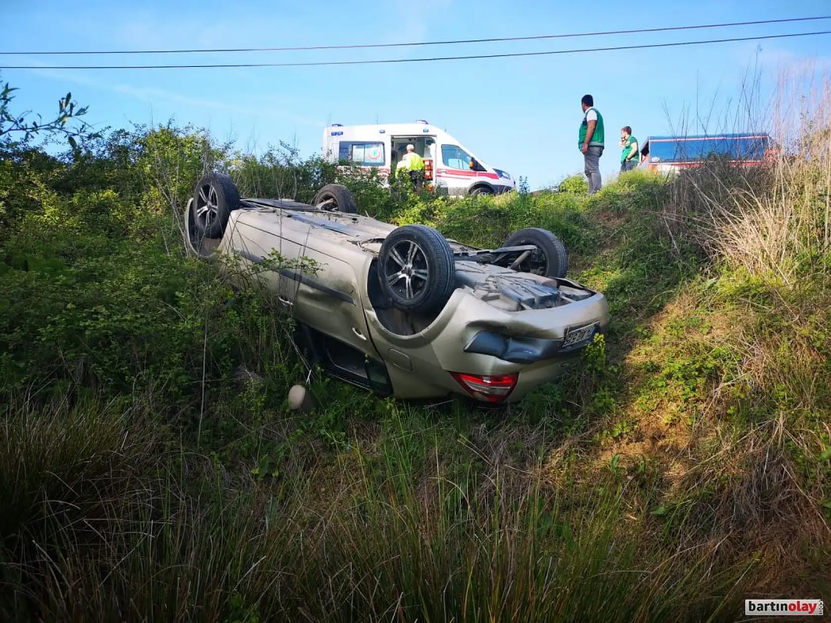 Solladığı araca çarpıp şarampole yuvarlandı