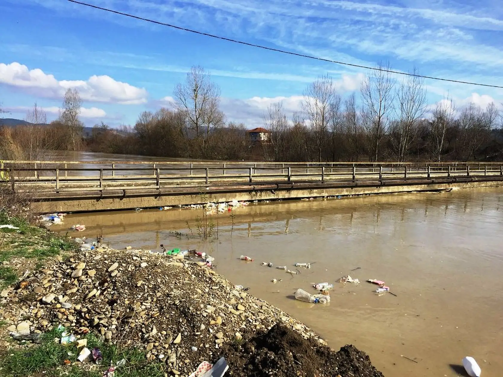 Sular yükseldi, köprü ulaşıma kapandı