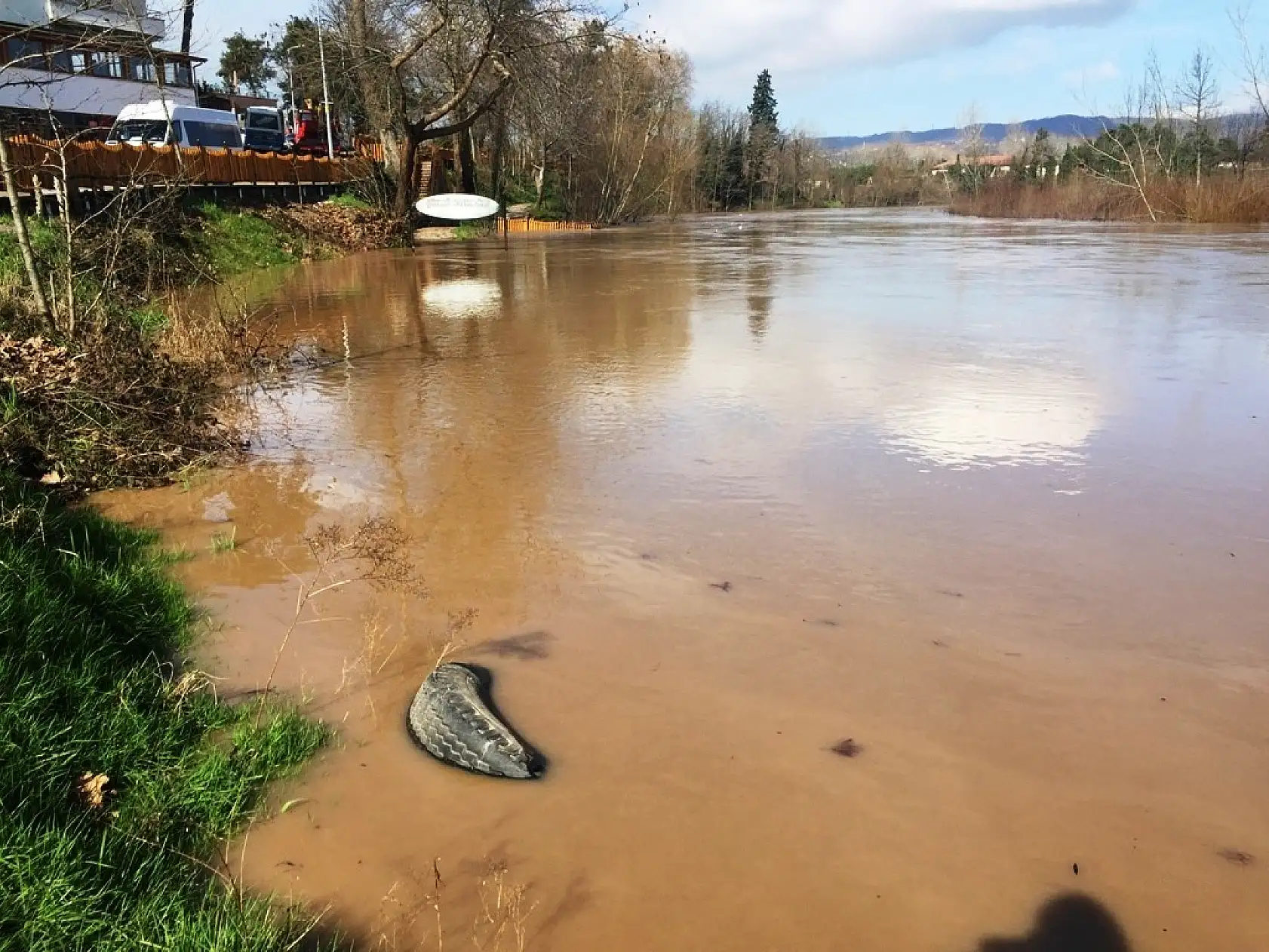 Sular yükseldi, köprü ulaşıma kapandı