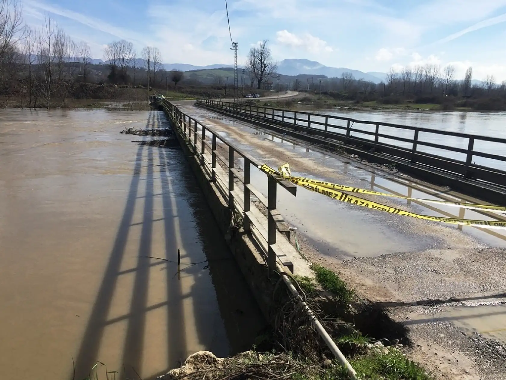 Sular yükseldi, köprü ulaşıma kapandı