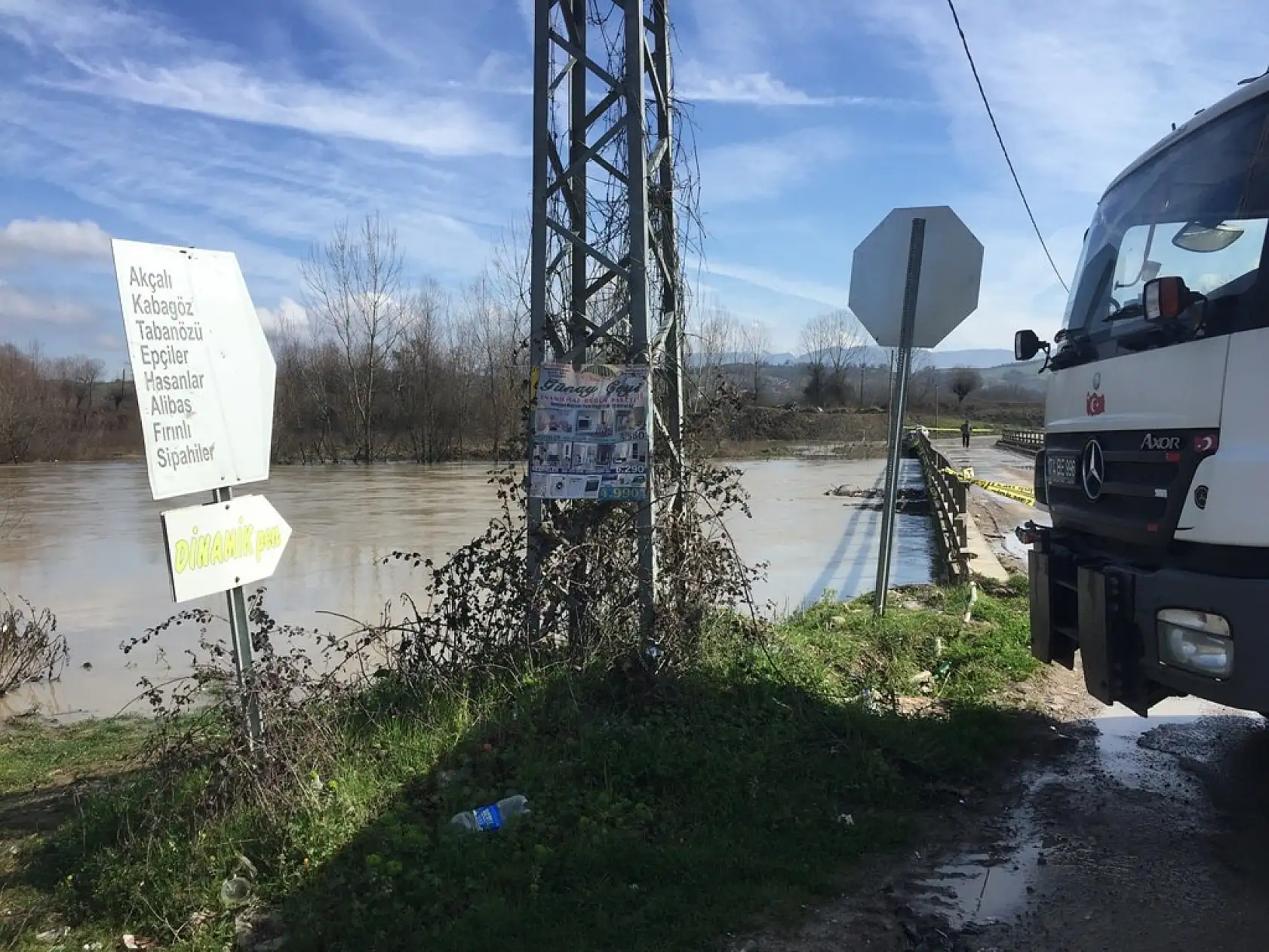 Sular yükseldi, köprü ulaşıma kapandı