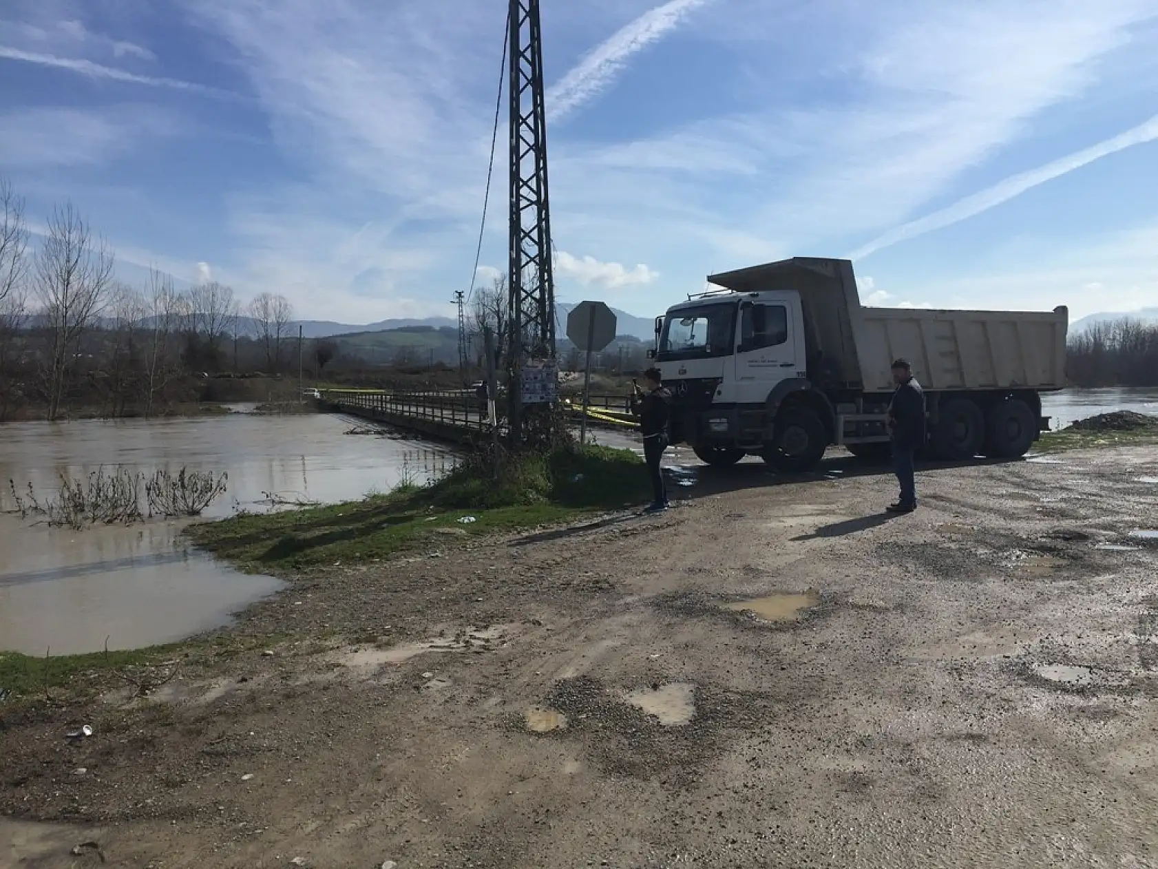 Sular yükseldi, köprü ulaşıma kapandı