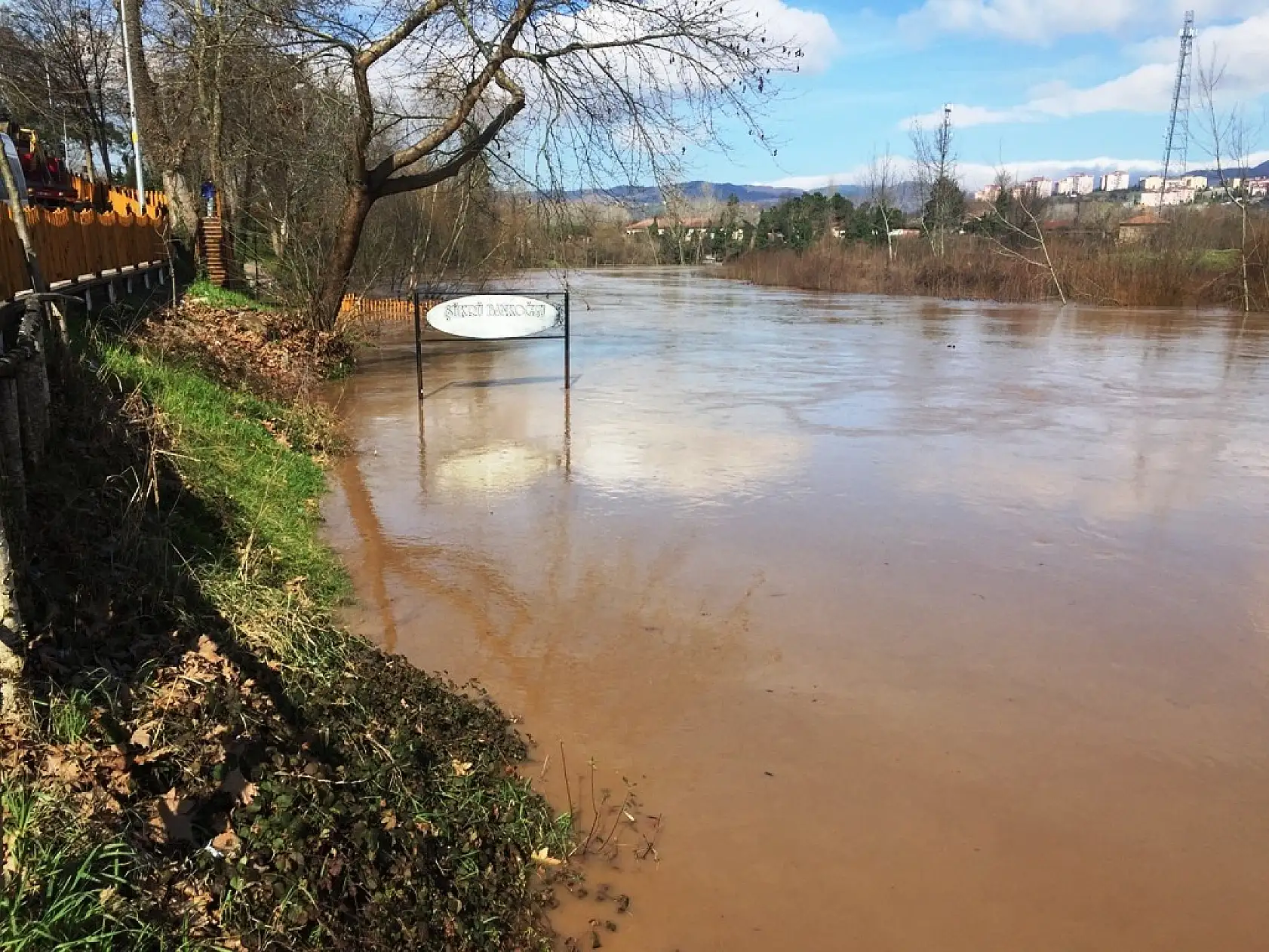 Sular yükseldi, köprü ulaşıma kapandı
