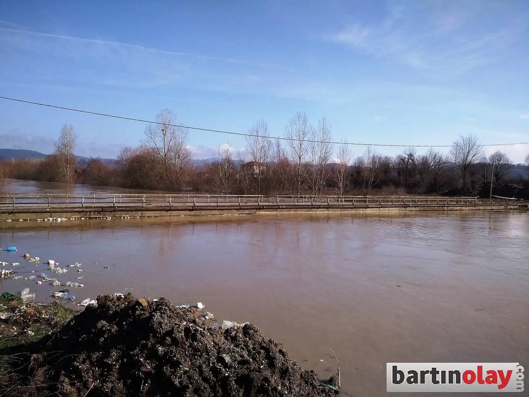 Sular yükseldi, köprü ulaşıma kapandı
