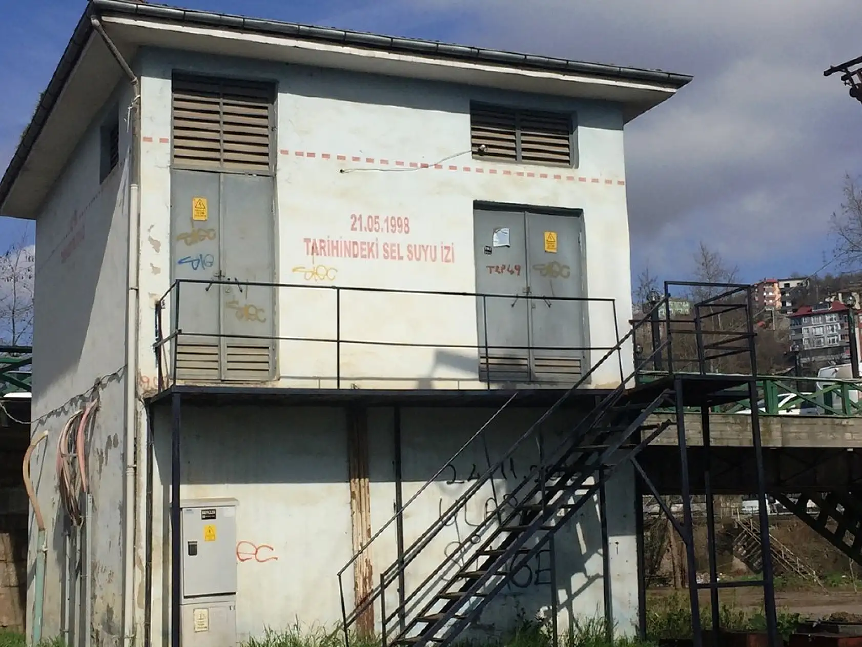 Sular yükseldi, köprü ulaşıma kapandı