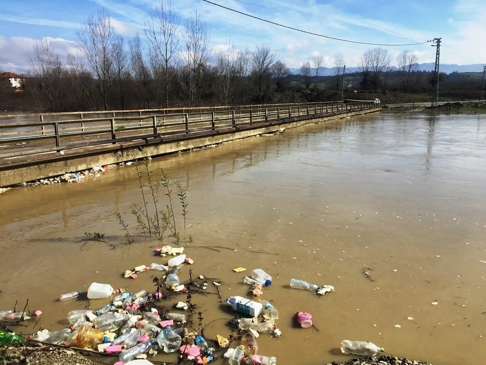 Sular yükseldi, köprü ulaşıma kapandı