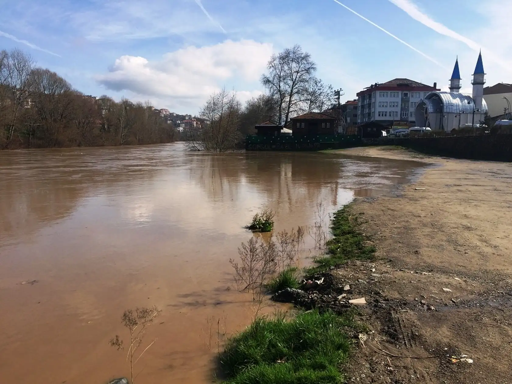 Sular yükseldi, köprü ulaşıma kapandı