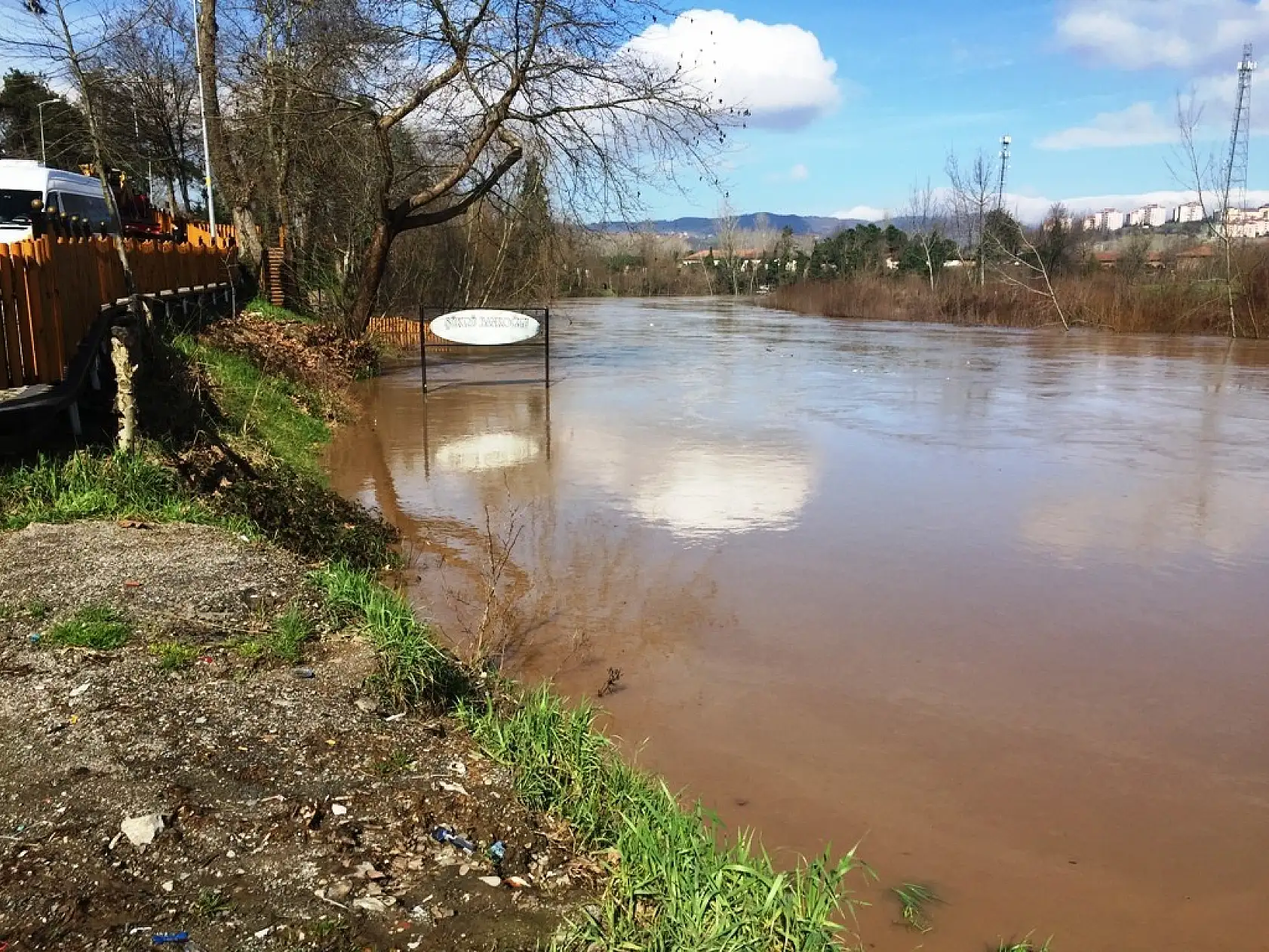 Sular yükseldi, köprü ulaşıma kapandı