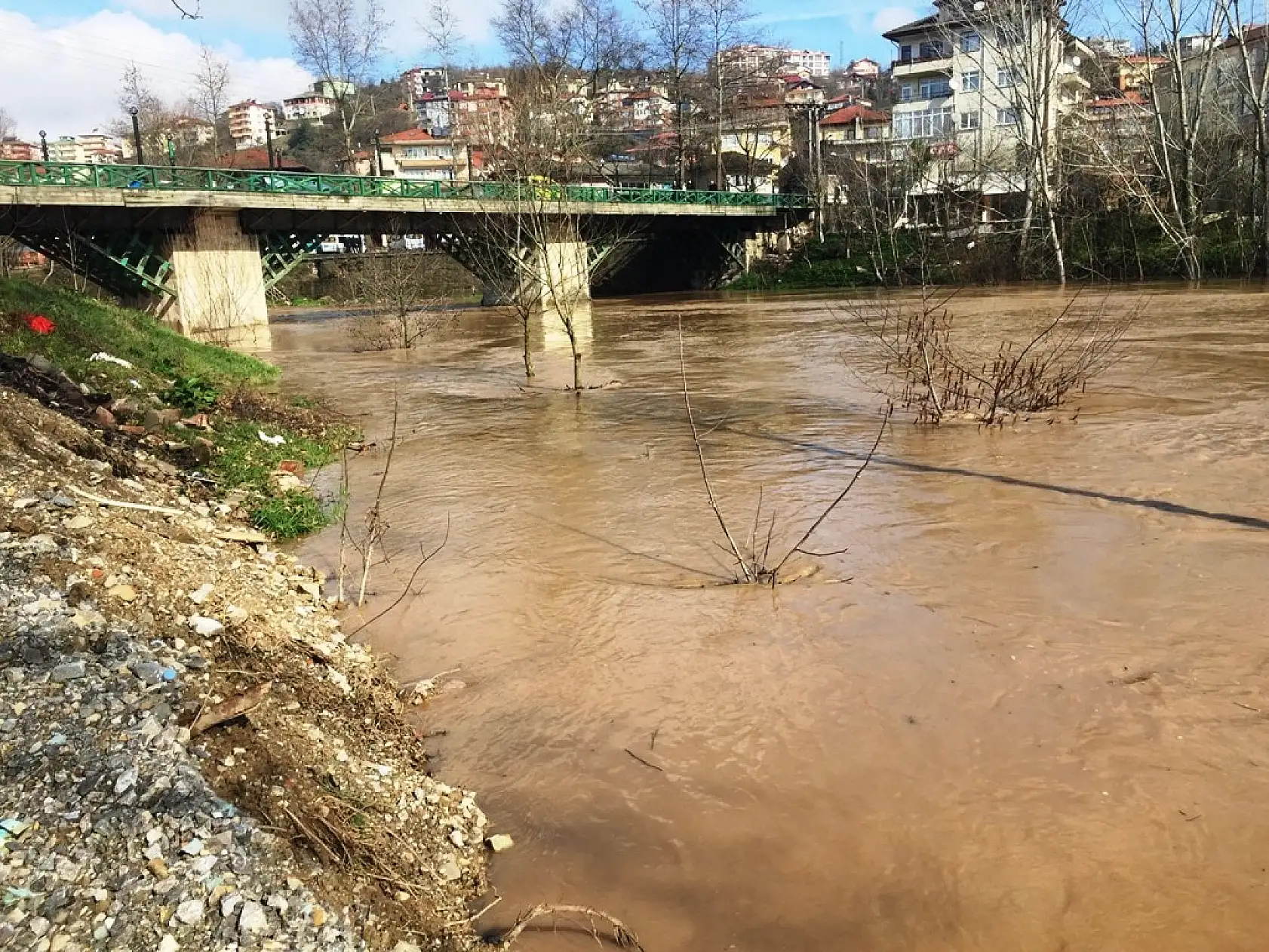 Sular yükseldi, köprü ulaşıma kapandı