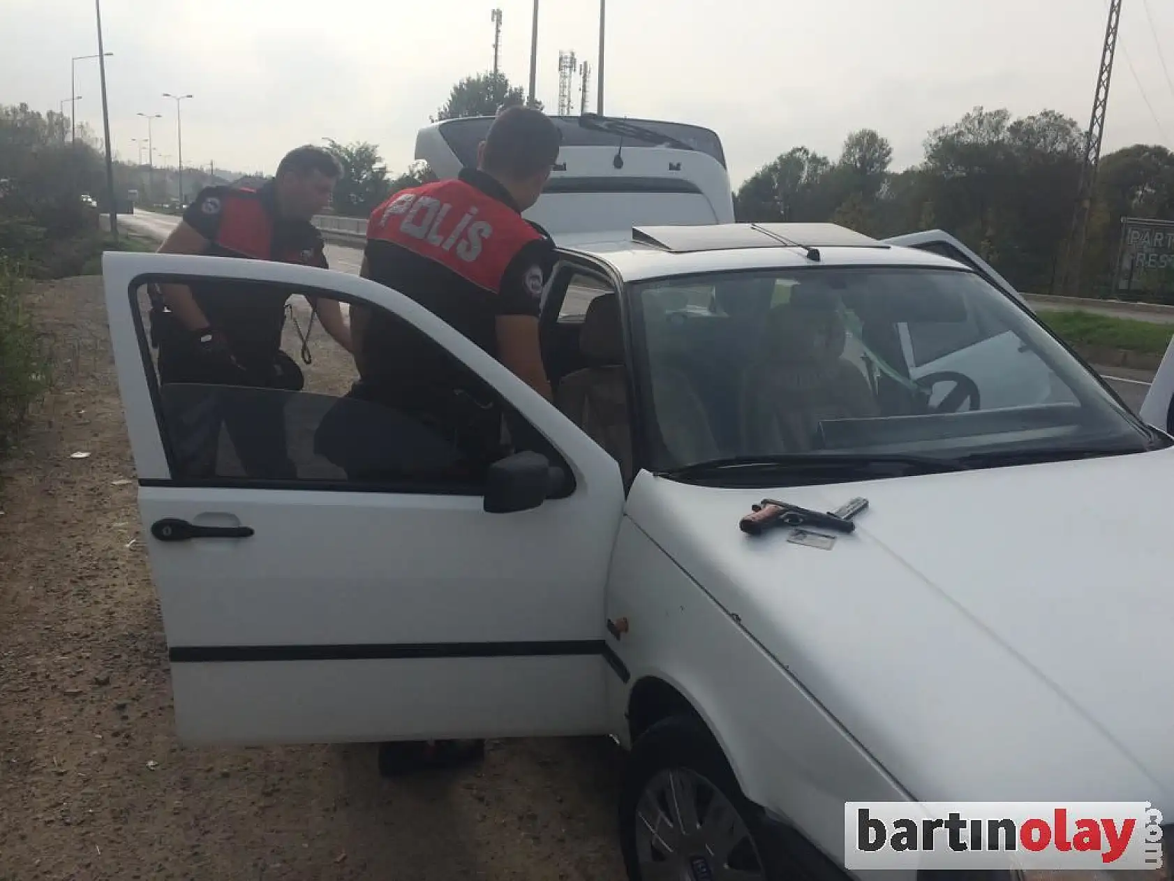 Şüpheli otomobilde tabanca yakalandı