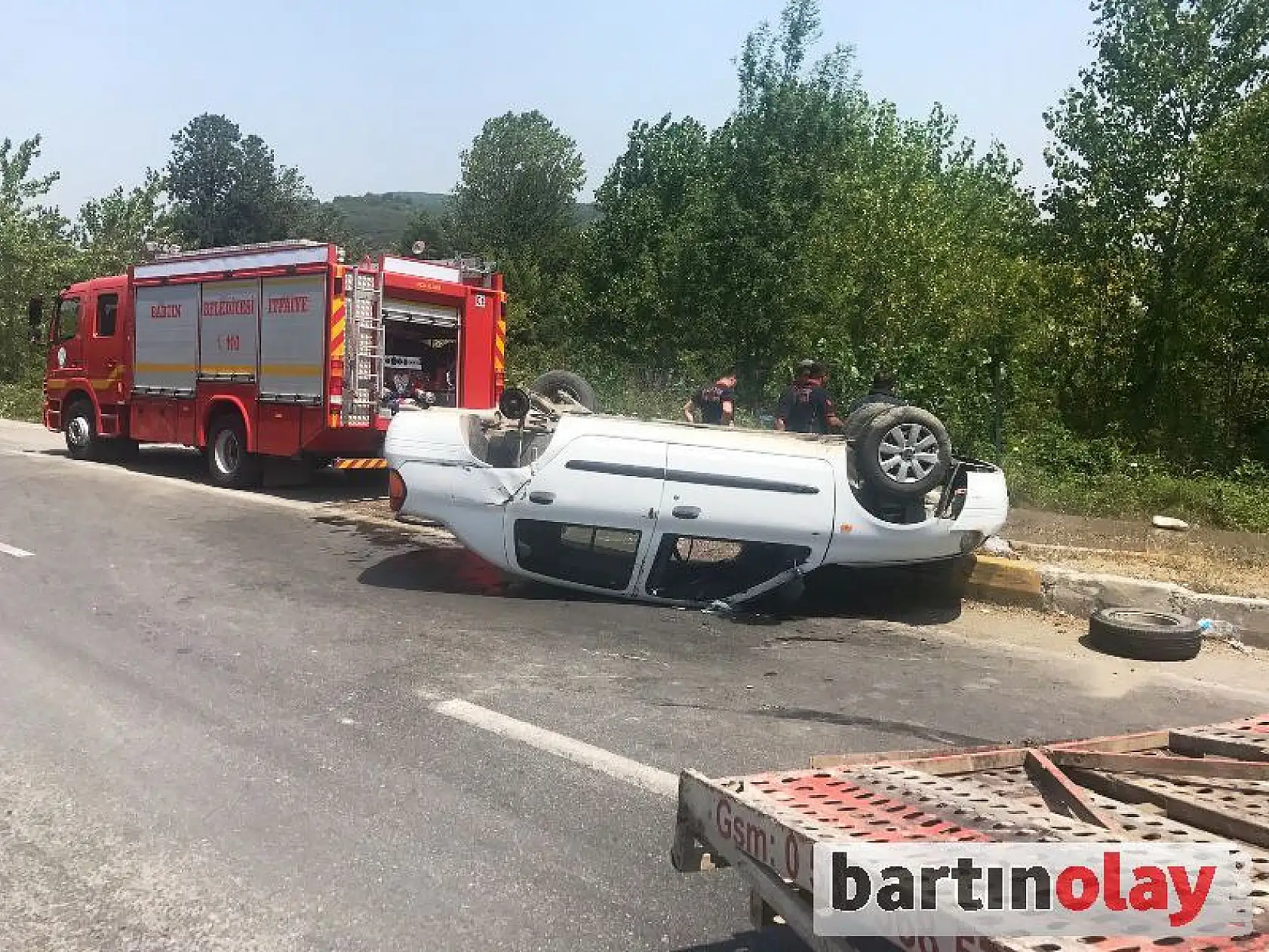 Takla atan ara ters döndü, 2 yaralı