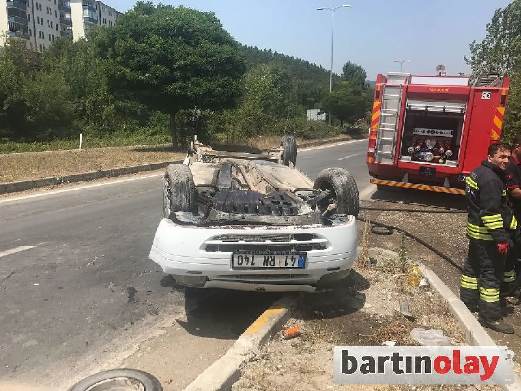 Takla atan ara ters döndü, 2 yaralı