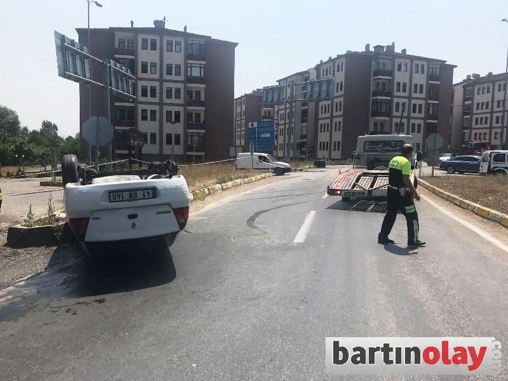 Takla atan ara ters döndü, 2 yaralı