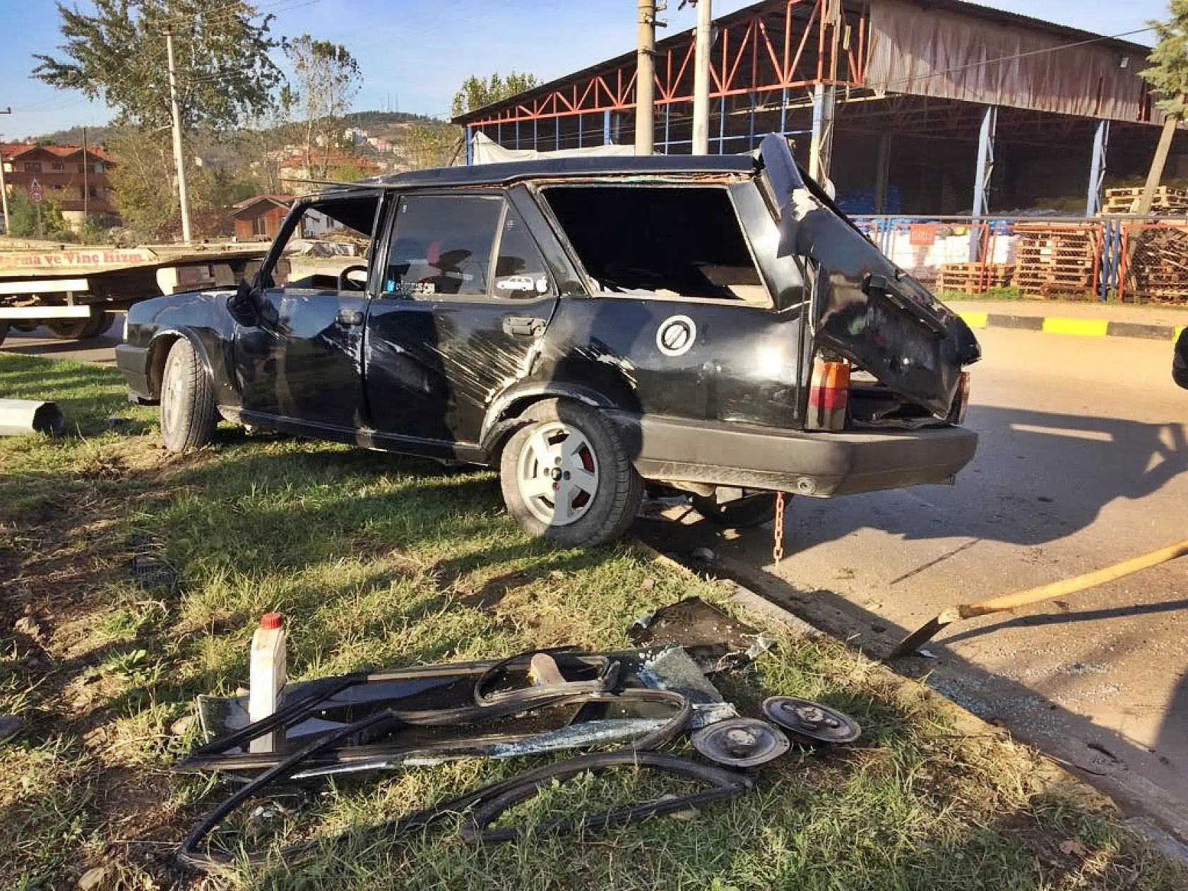 Takla atan otomobil kağıt gibi büzüldü