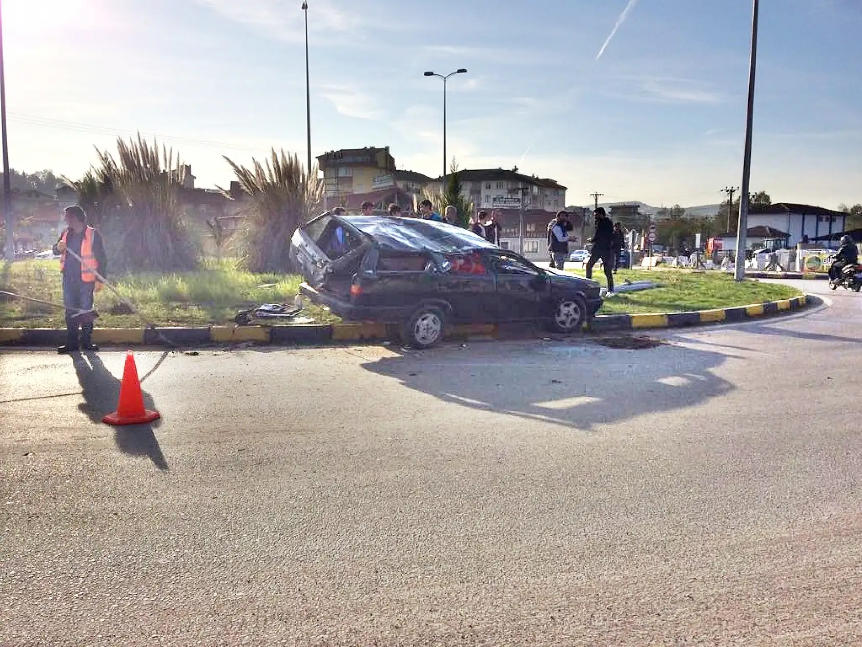 Takla atan otomobil kağıt gibi büzüldü