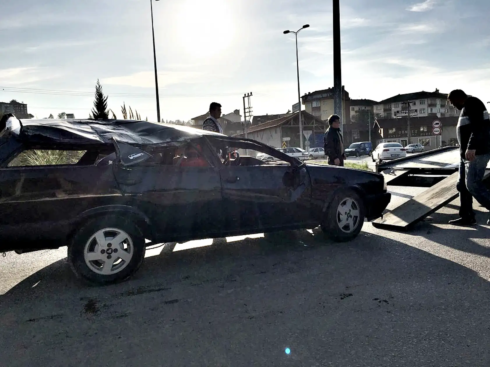 Takla atan otomobil kağıt gibi büzüldü