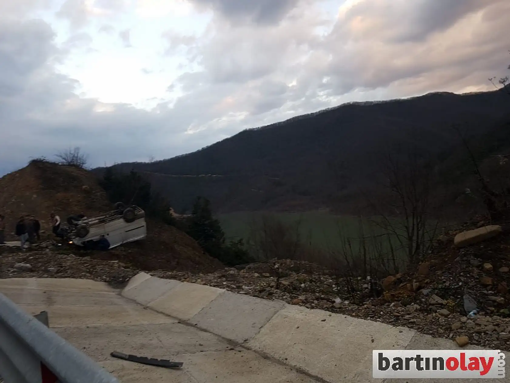 Takla attı, uçurumun kenarında kaldı