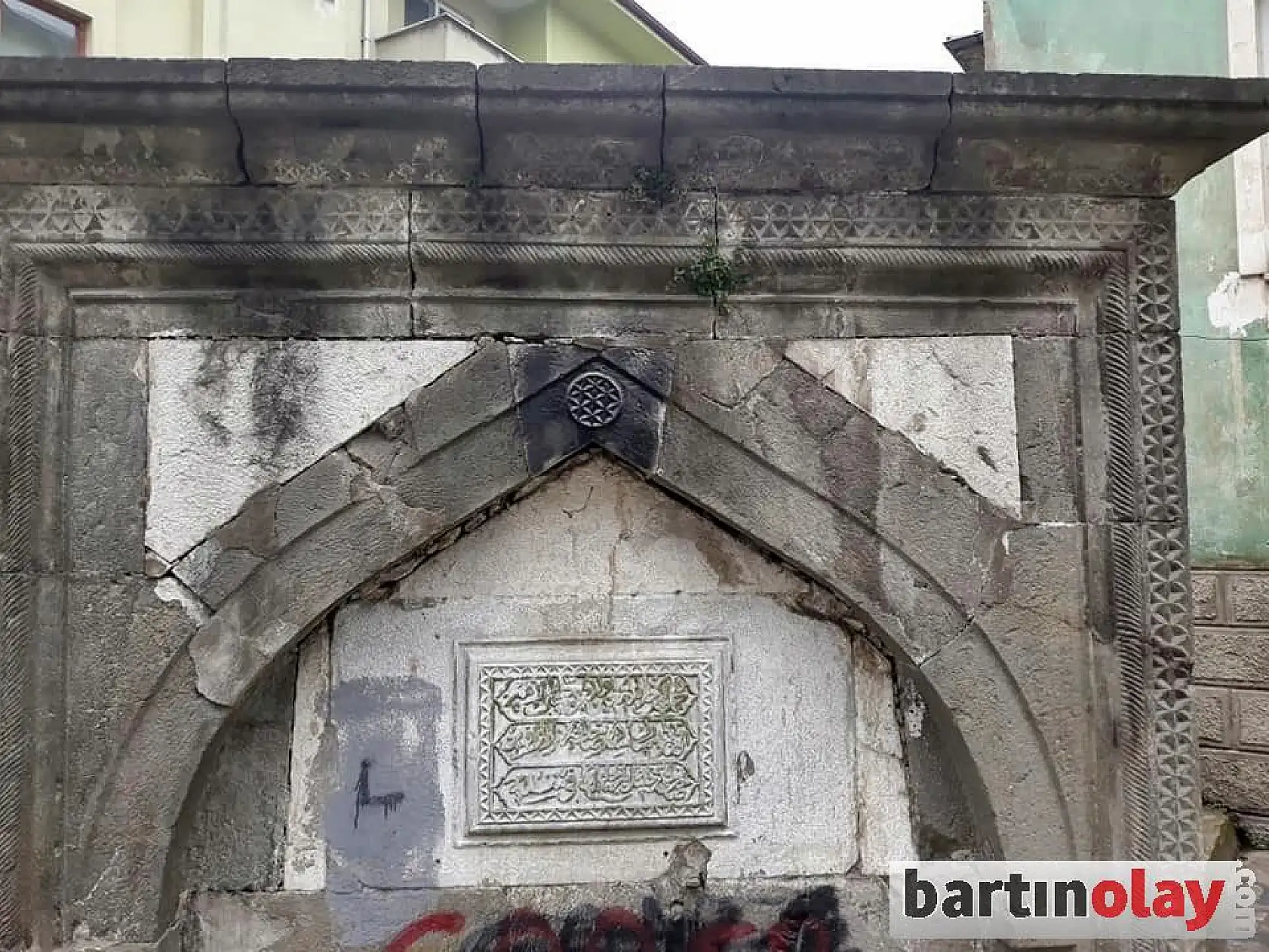 Tarihi çeşmenin hali içler acısı