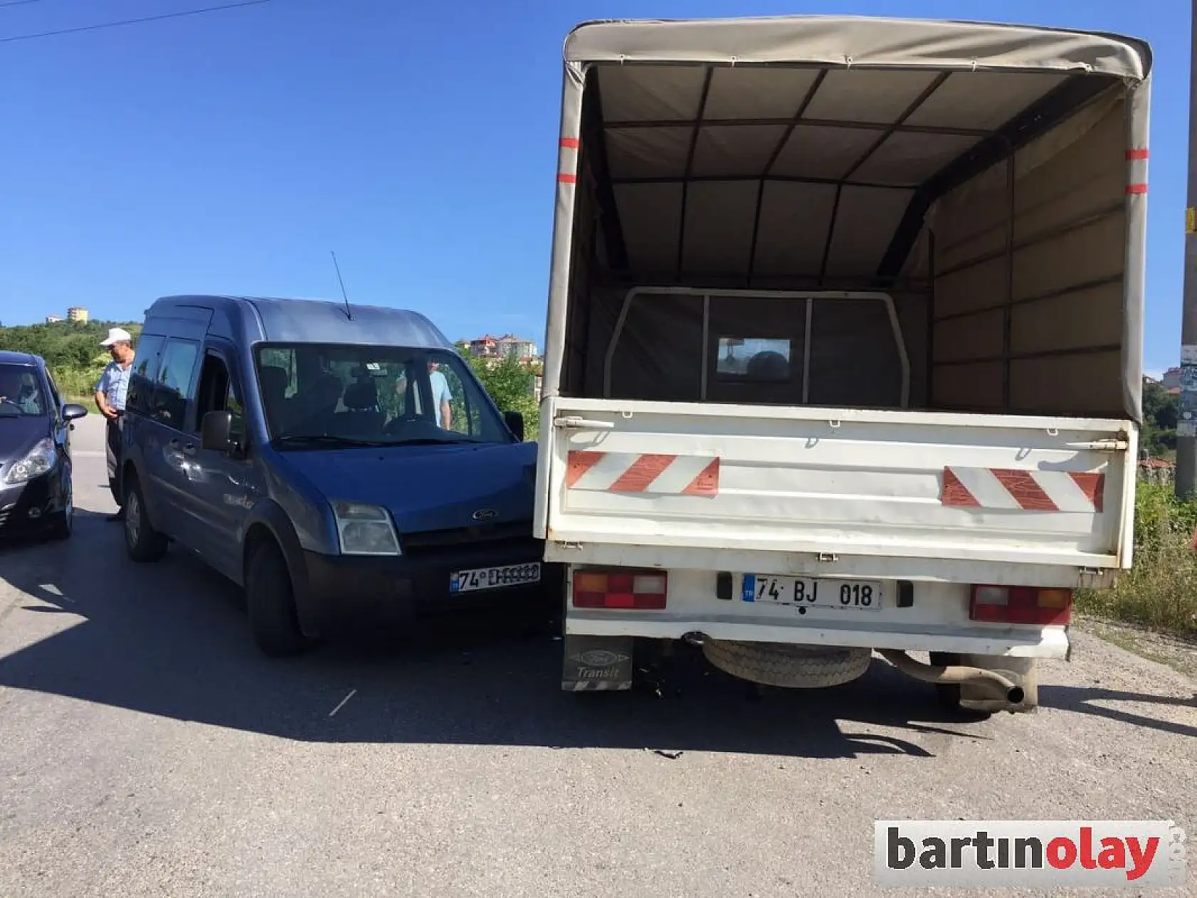 Ters yöne giren kamyonet kazaya neden oldu