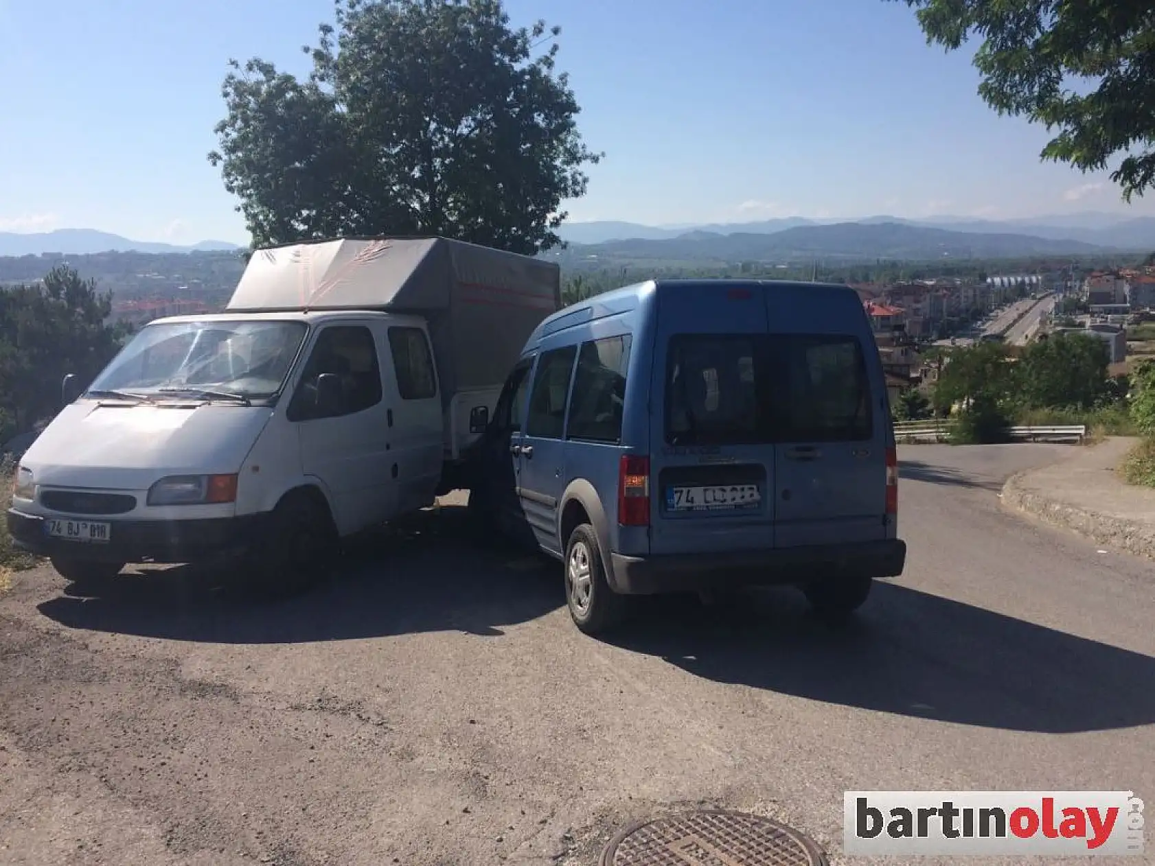 Ters yöne giren kamyonet kazaya neden oldu