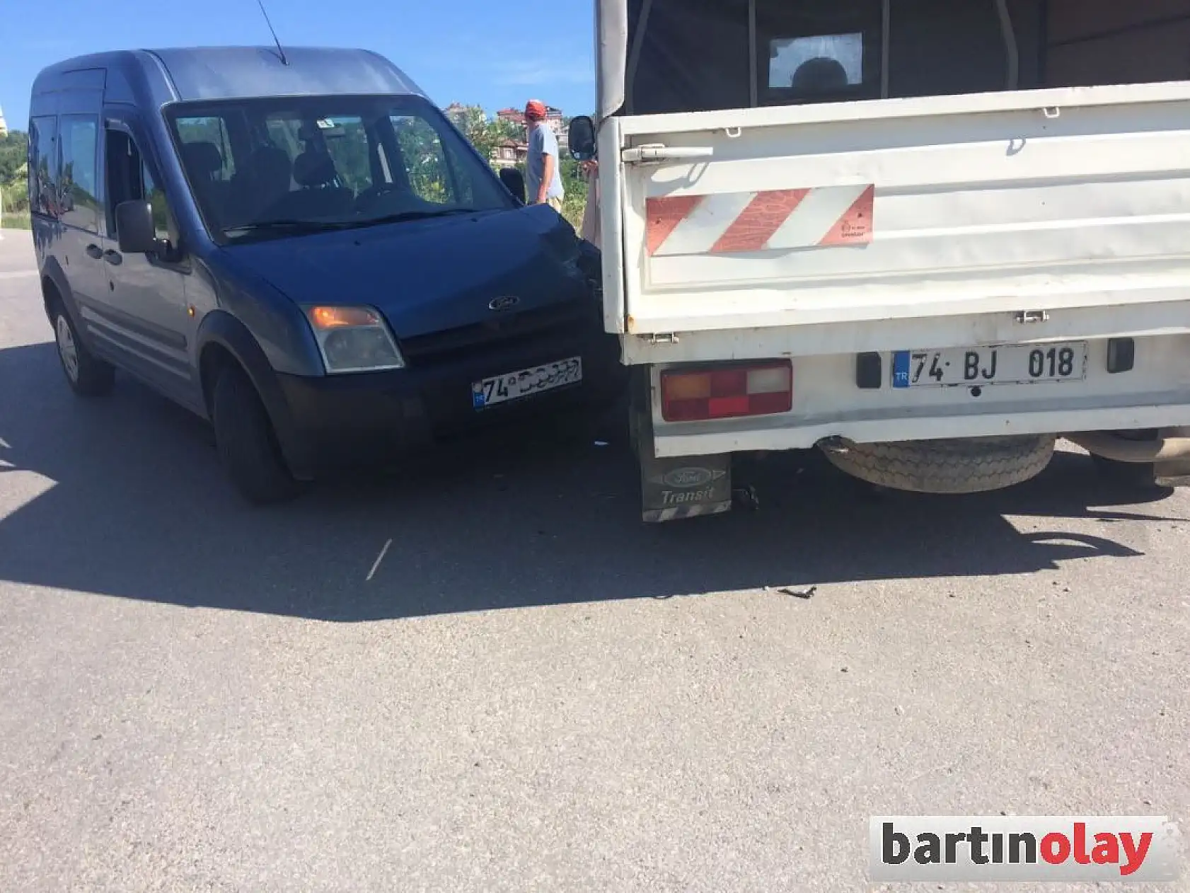 Ters yöne giren kamyonet kazaya neden oldu