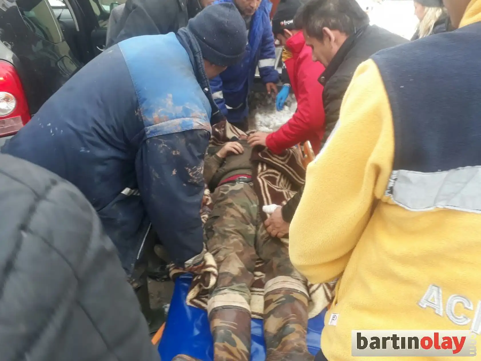 Tomruk Yüklü Traktör Uçuruma Yuvarlandı