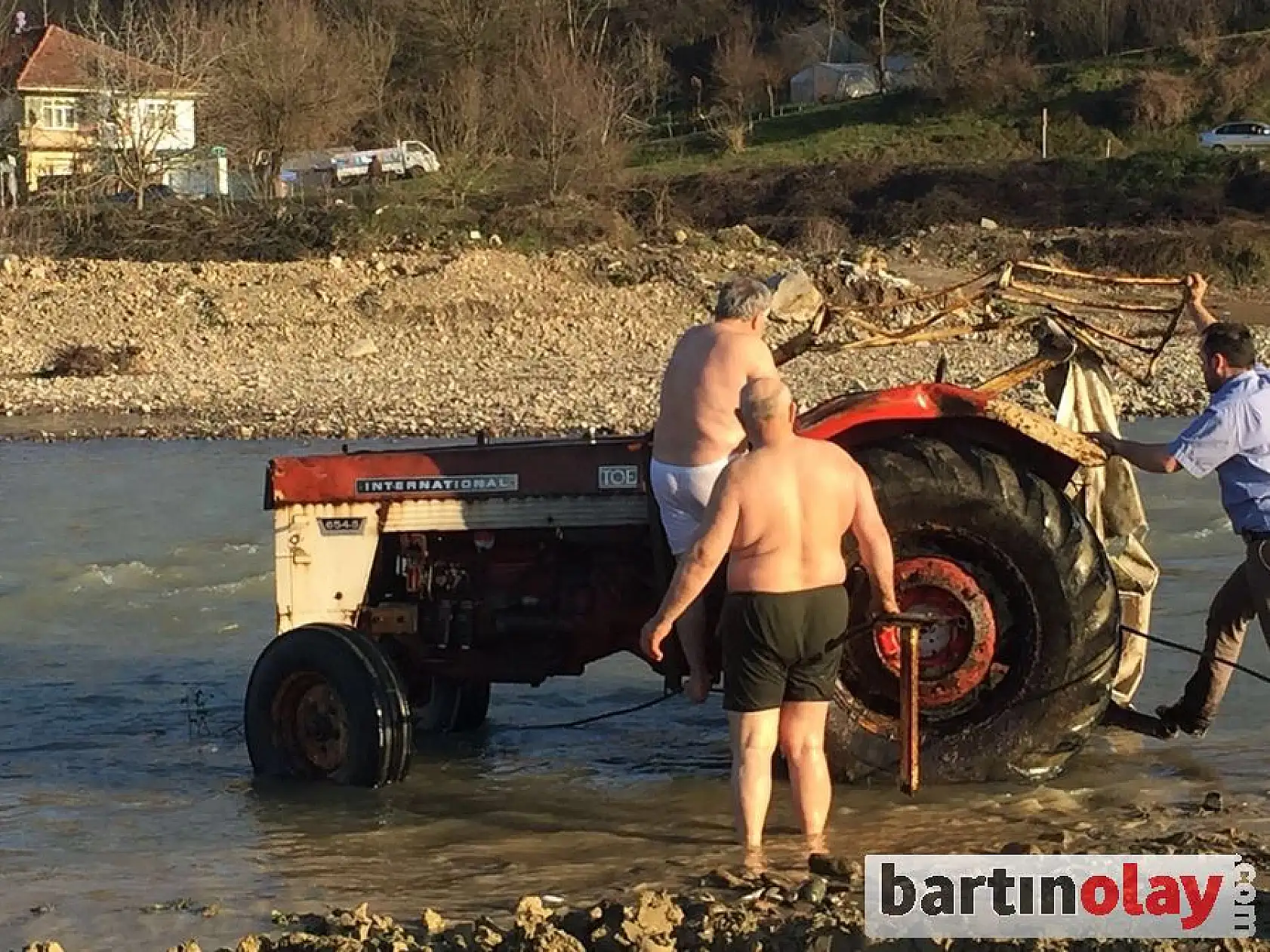 Traktör sulara gömüldü